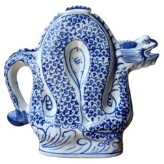 Teiera vintage dipinta a mano in porcellana blu e bianca con drago cinese