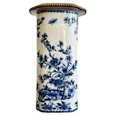 Jarrón vintage pintado a mano en azul y blanco con detalles de latón bruñido