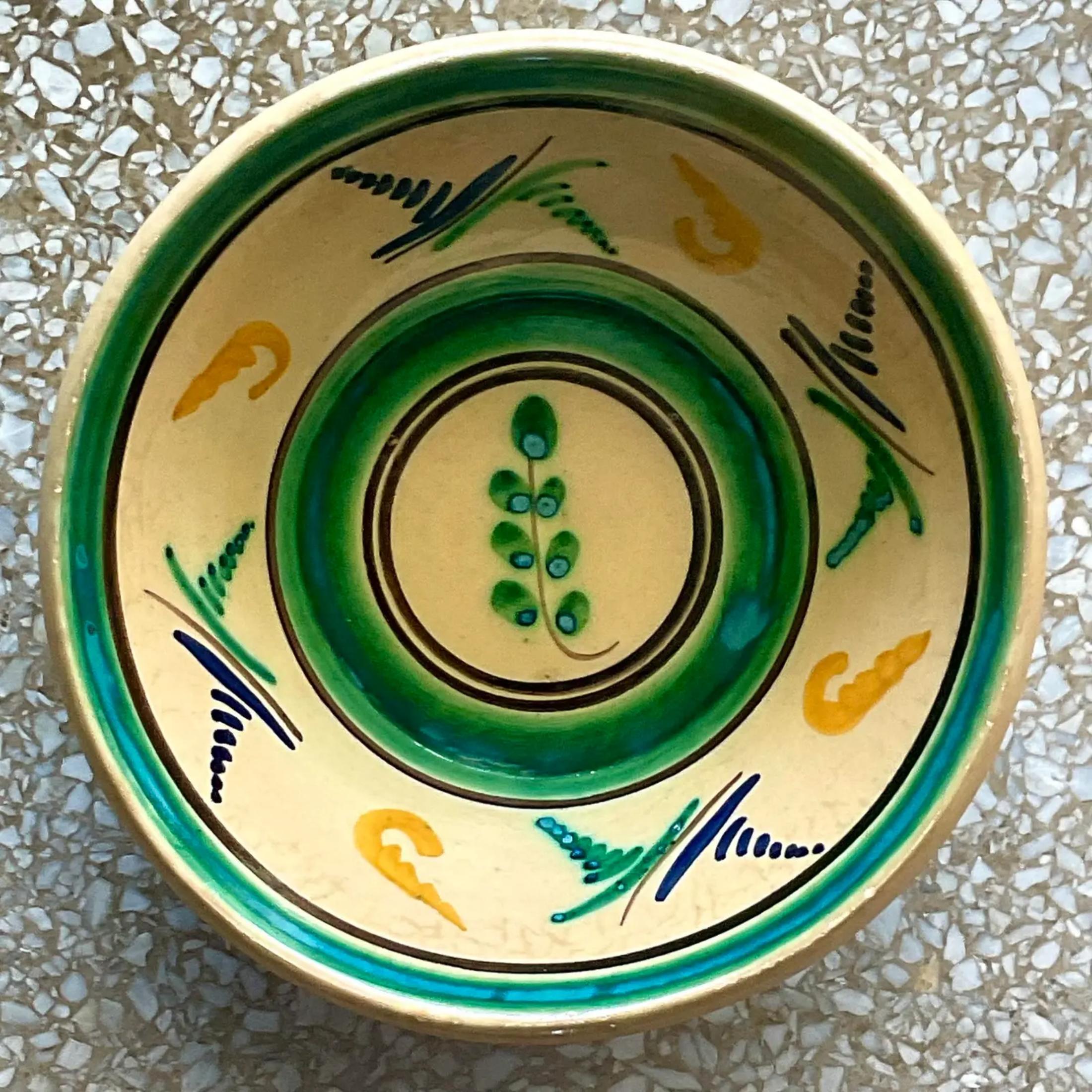 Un superbe bol décoratif Boho vintage. Magnifiques détails peints à la main avec une finition en céramique émaillée. Acquis d'une succession de Palm Beach