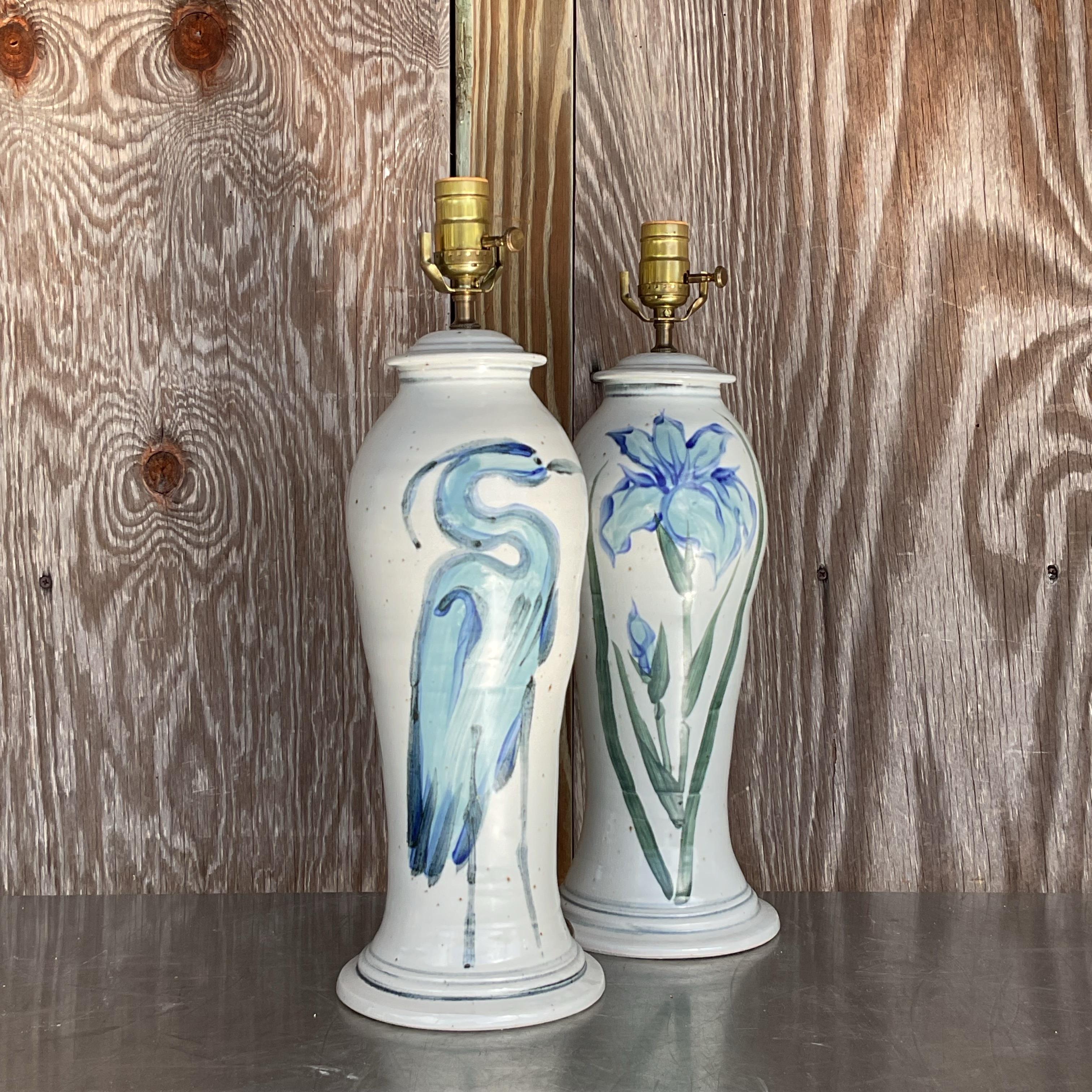 Wunderschönes Paar handbemalter Keramiklampen mit Florida-Motiv, verschnörkelten Blumen, Bambus und einem Kranich in eleganten Blautönen. Skurrile Ergänzung für jede Kredenz oder jedes Gästezimmer. Erworben aus einem Nachlass in Palm Beach.