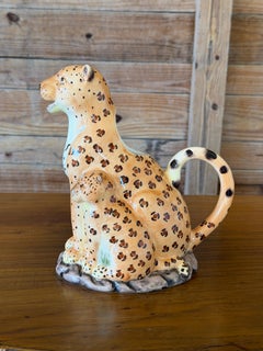 Jarra figurativa vintage de cerámica pintada a mano con un leopardo y su cachorro