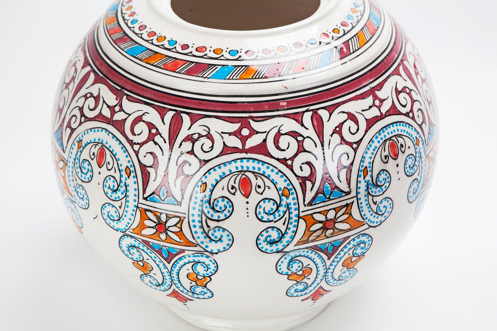 Diese schöne handbemalte runde Vase oder Urne aus marokkanischer Keramik verfügt über wunderbar komplizierte und phantasievoll aufeinanderfolgende handgemalte Motive. Diese farbenfrohe, runde, kugelförmige Keramikvase verleiht jedem Raum einen Hauch