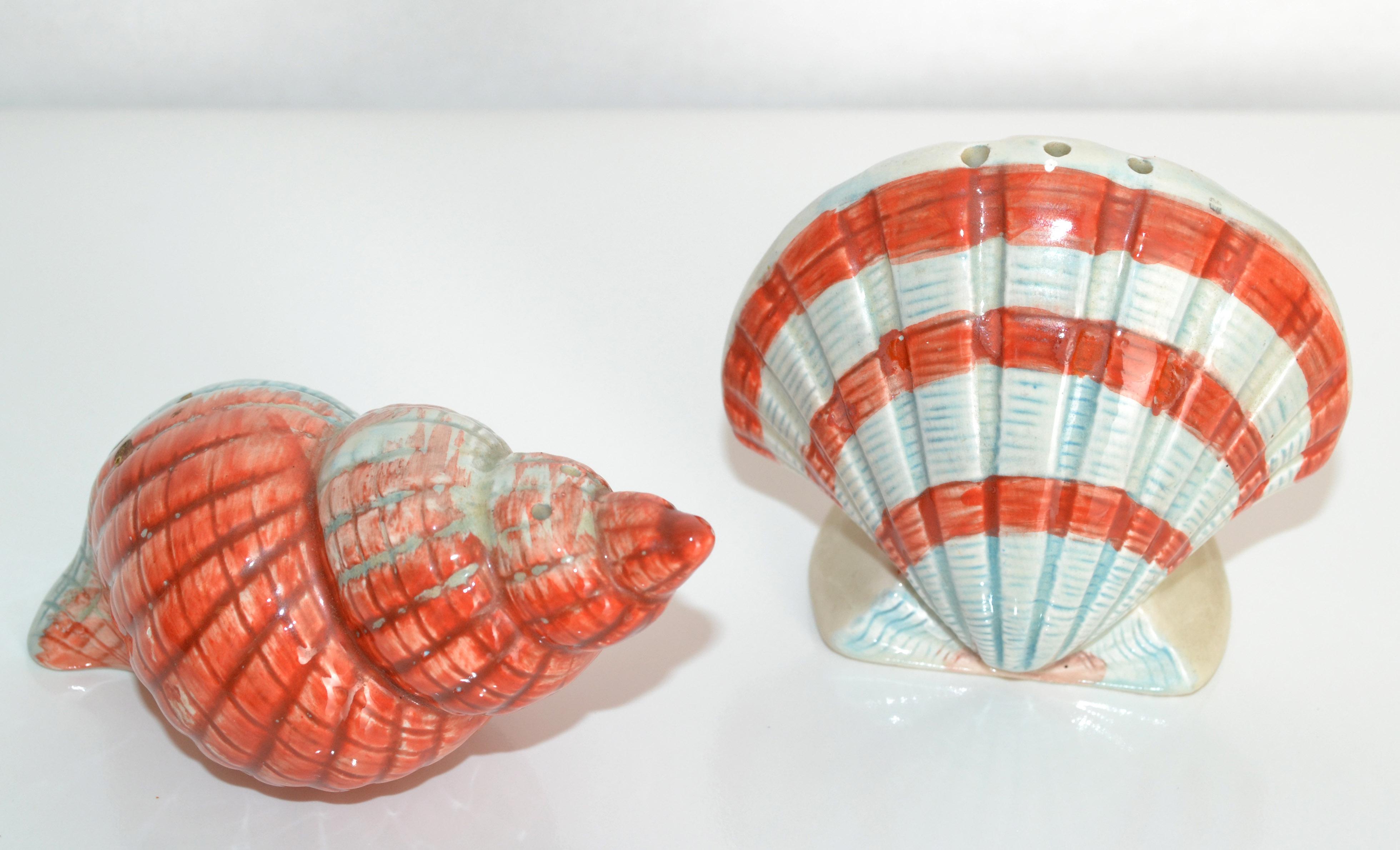 Modernes Keramikset in Muschelform aus der Jahrhundertmitte mit Salz- und Pfefferstreuern, Bar- und Tafelgeschirr, hergestellt in Amerika in den 1980er Jahren.
Handbemalt und handgefertigt ist es ein nautisches Sammlerset für jeden gedeckten