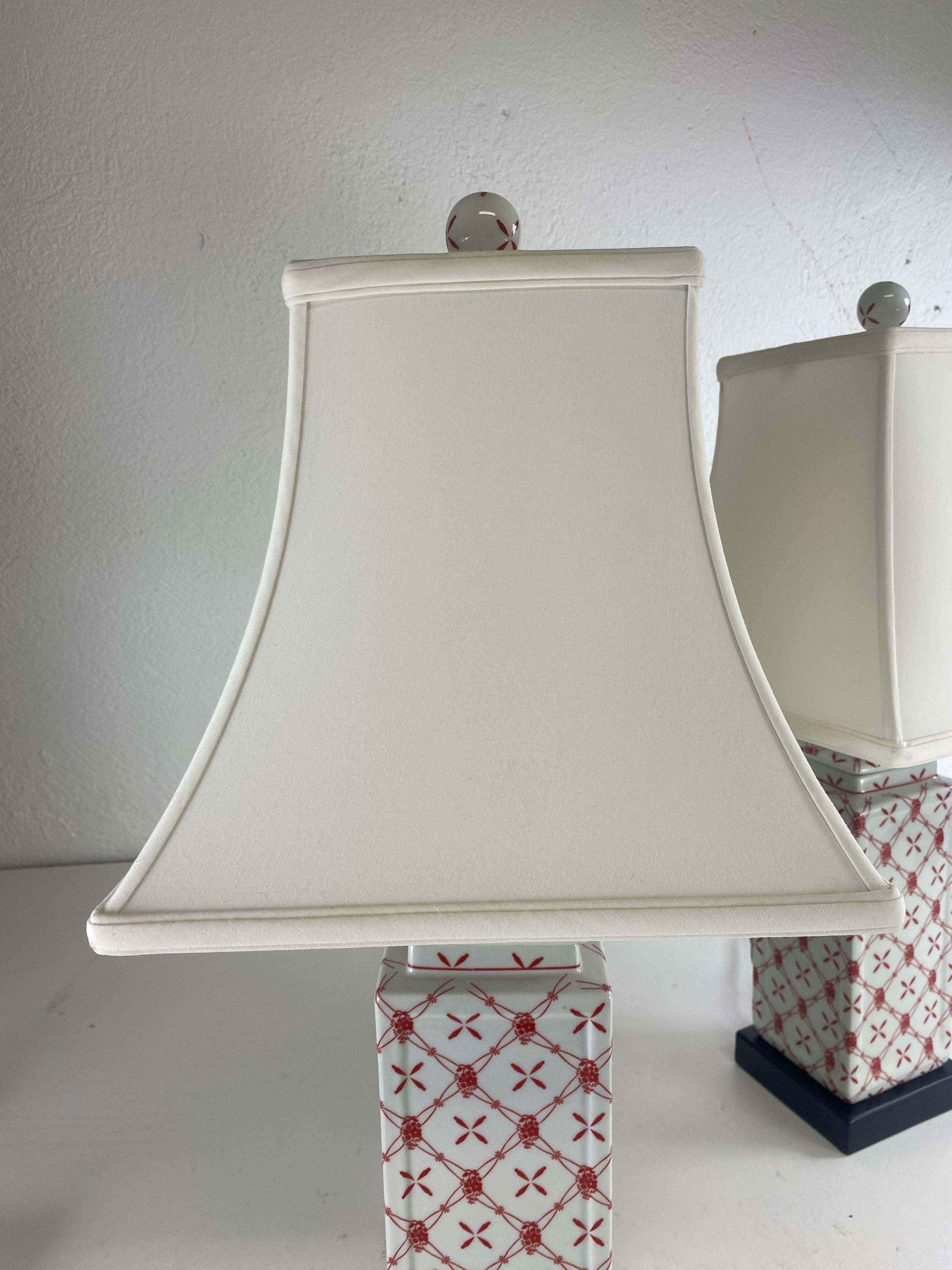 Chinois Lampes de table vintage peintes à la main en chinoiserie/une paire en vente