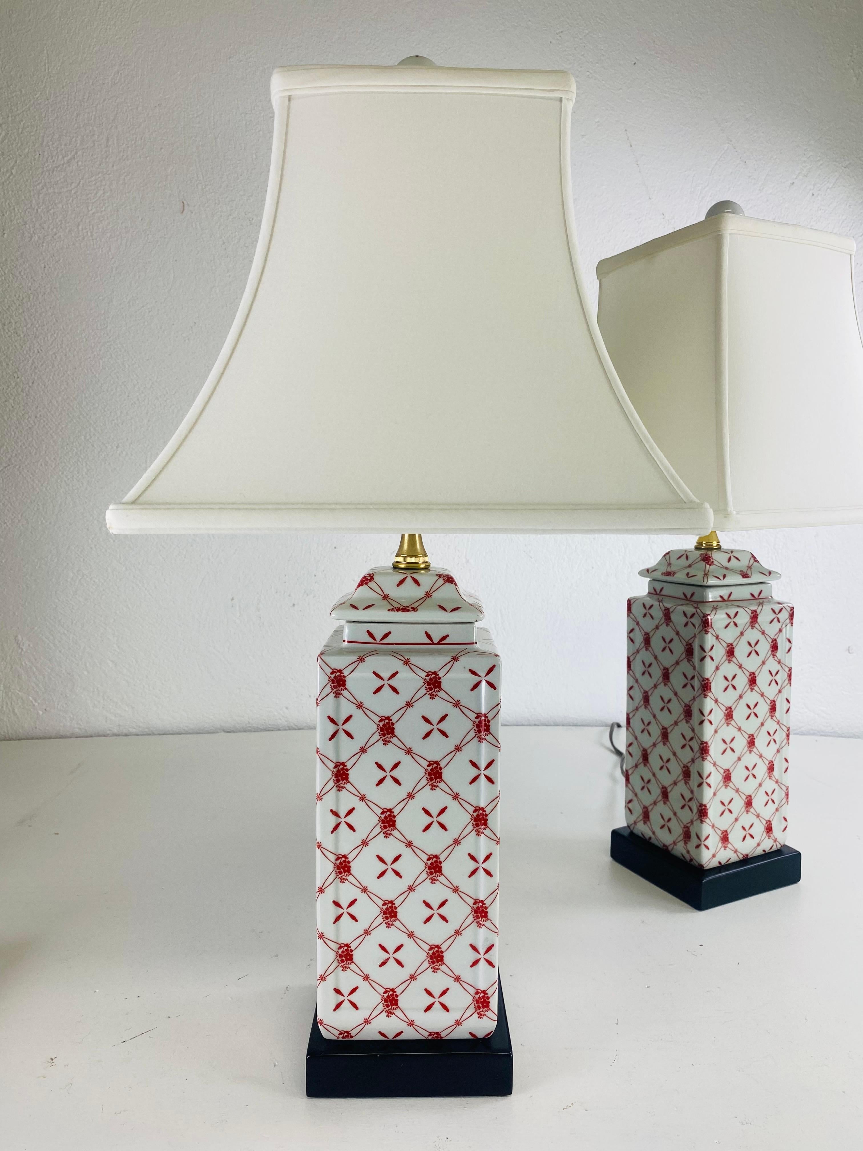 Lampes de table vintage peintes à la main en chinoiserie/une paire Bon état - En vente à Allentown, PA