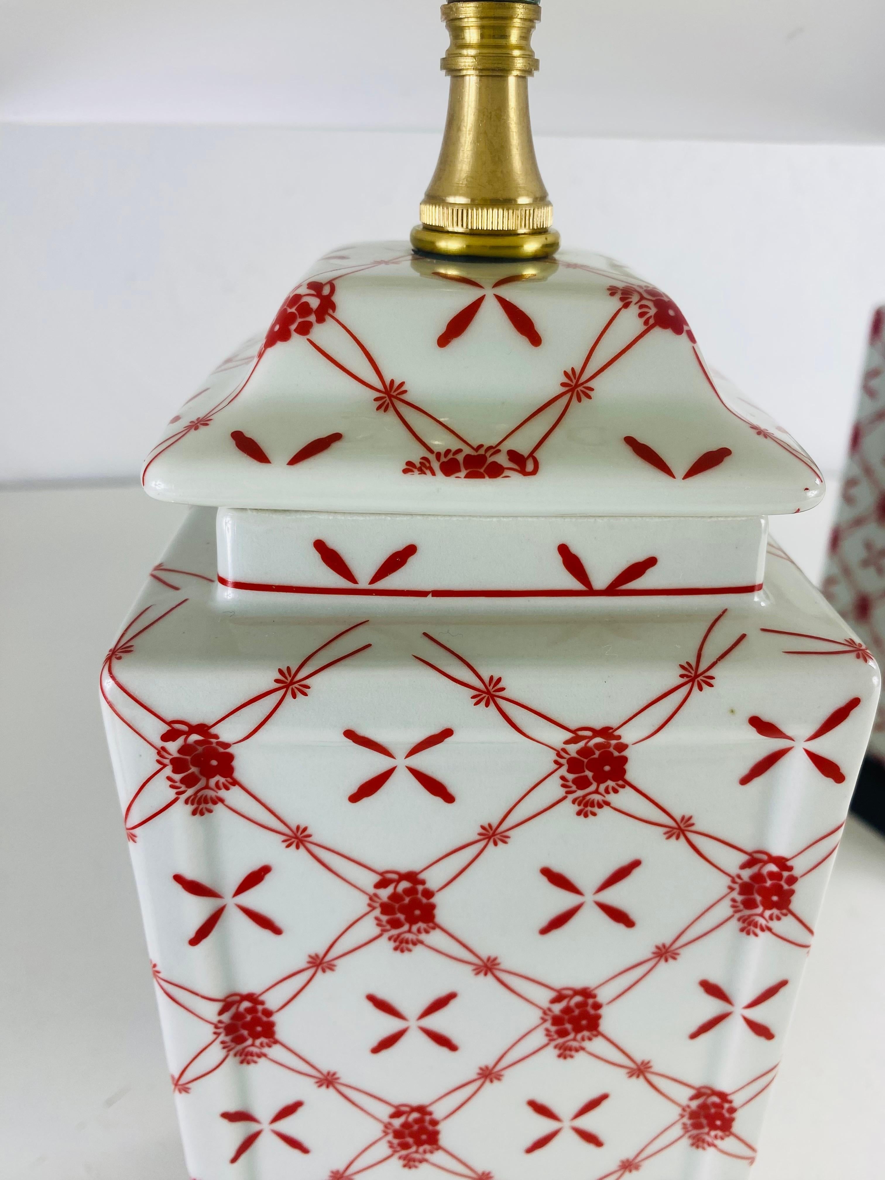 Poteries Lampes de table vintage peintes à la main en chinoiserie/une paire en vente