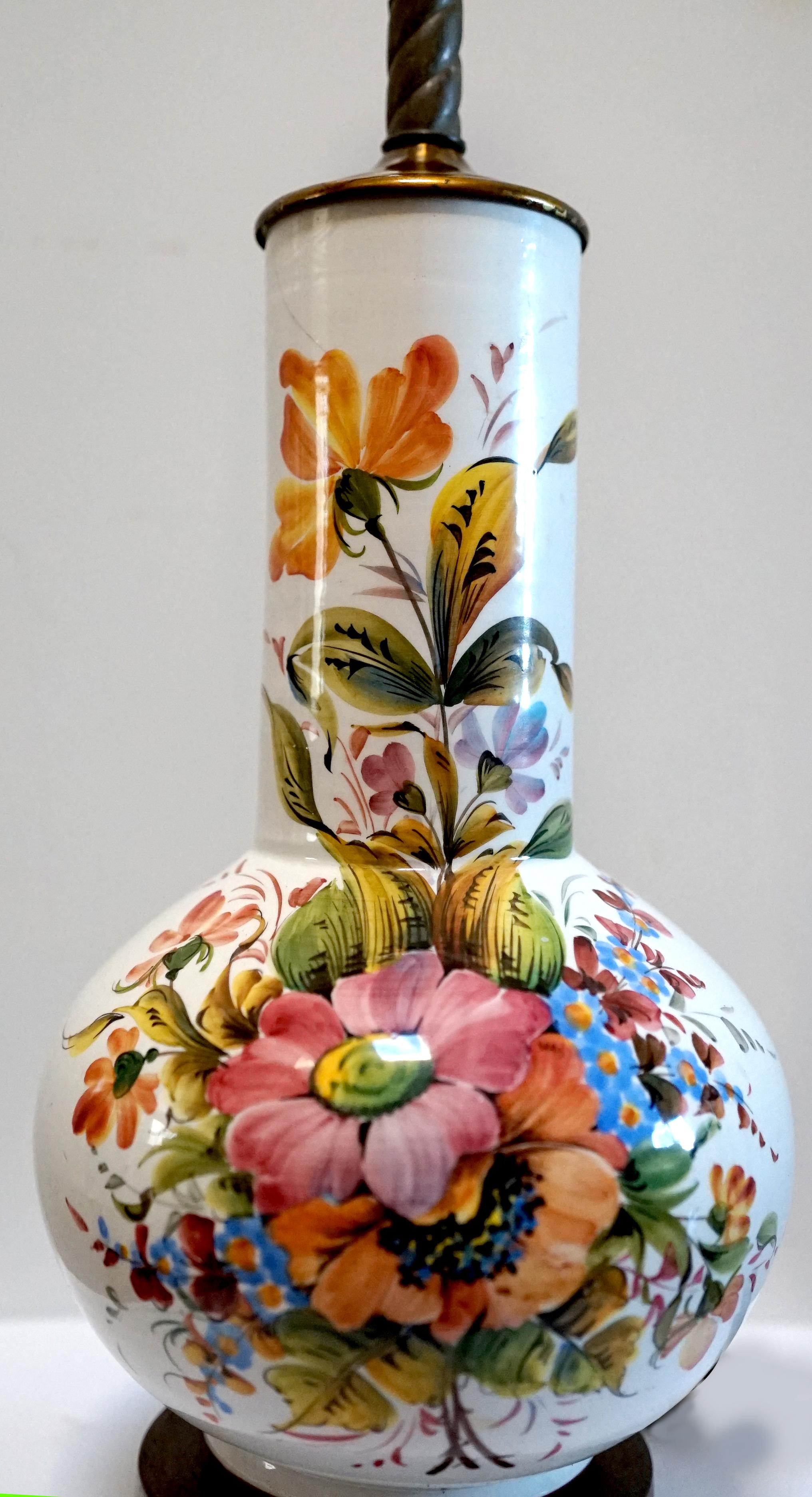 Lampe vase bouteille vintage
probablement d'origine asiatique, fabriqué pour le marché occidental, début-milieu du 20e siècle
De section circulaire avec un haut col cylindrique, base globulaire, avec une glaçure blanche et un décor floral dans