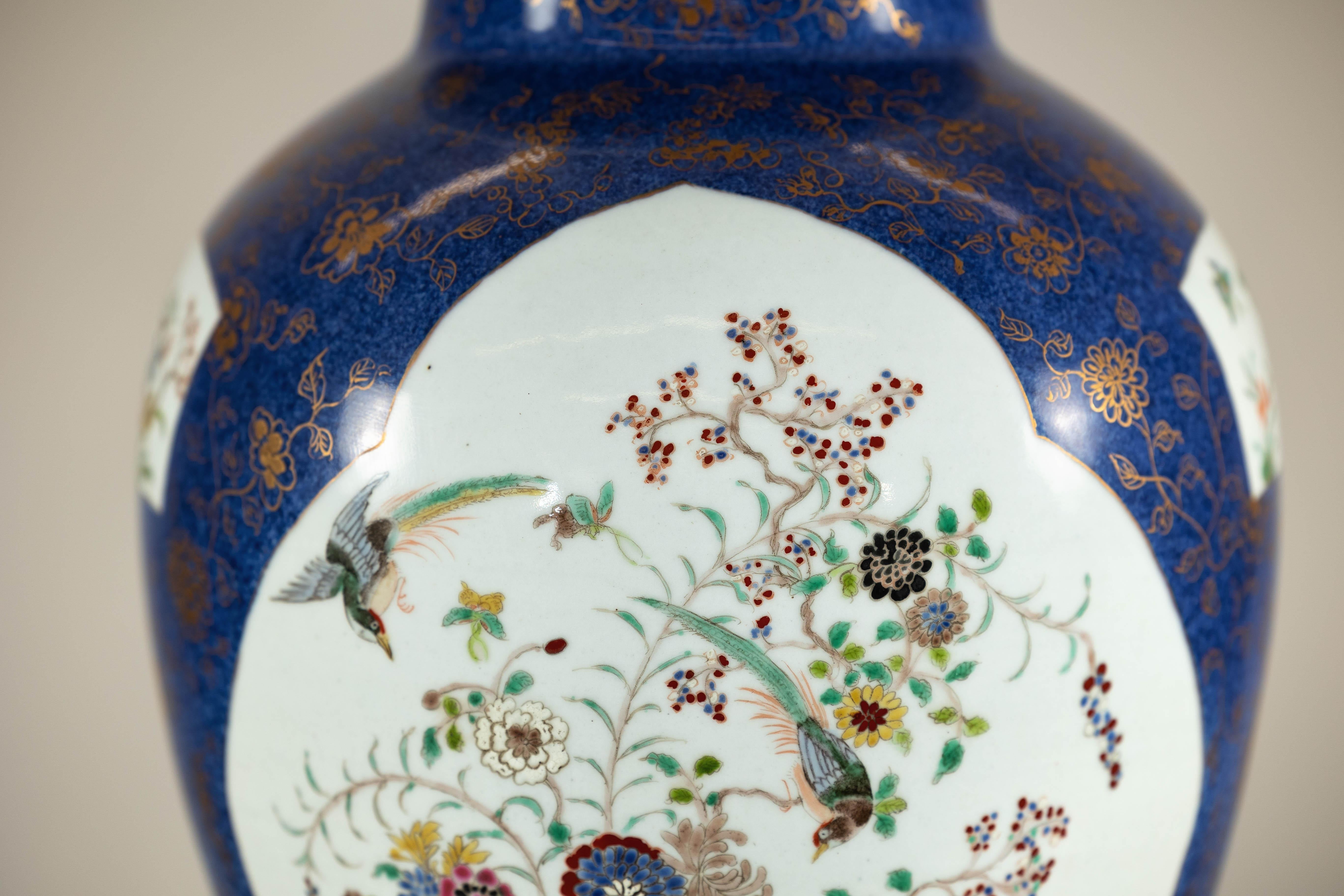 Pot à gingembre bleu cobalt peint à la main avec motifs floraux et d'oiseaux en vente 3