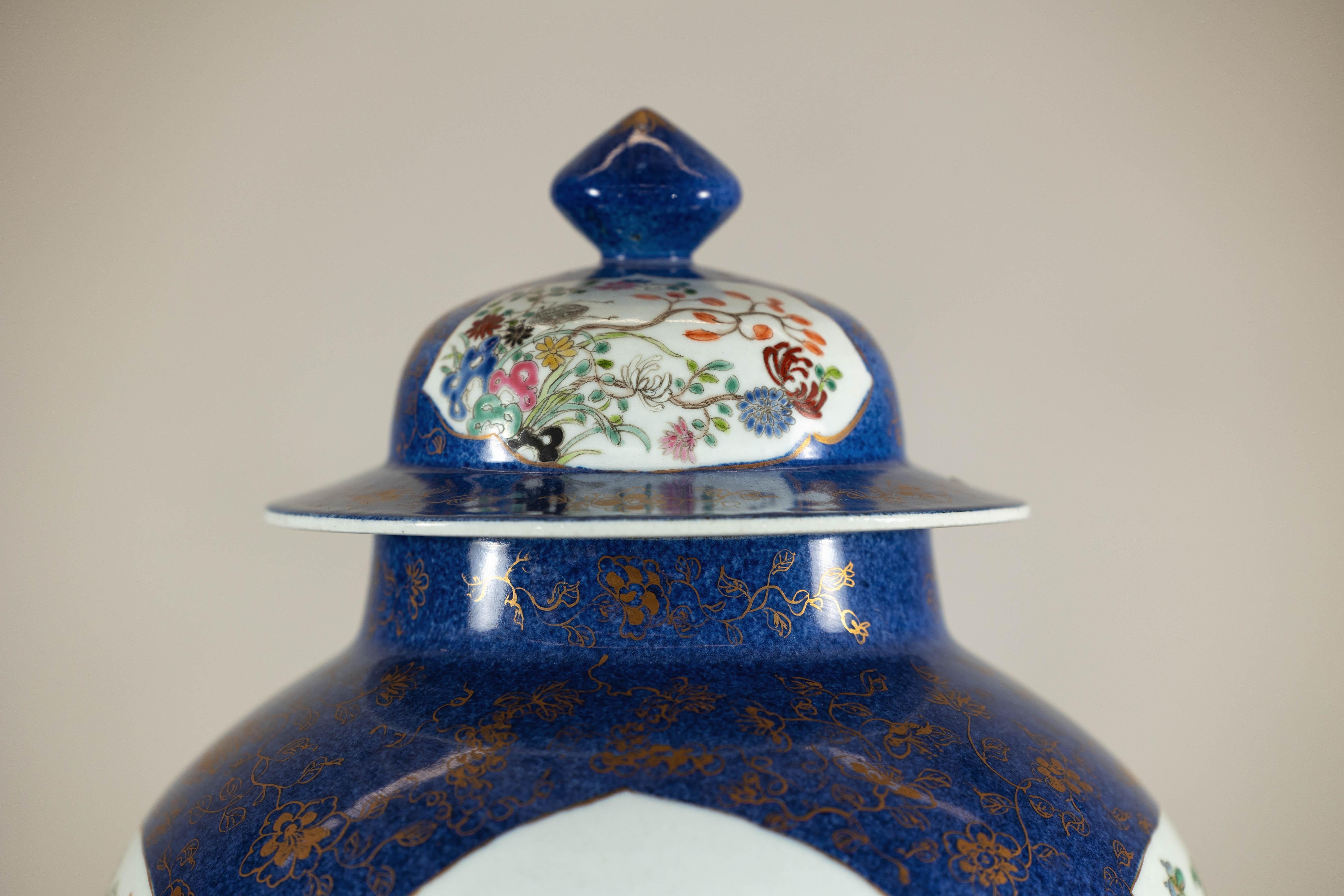 Pot à gingembre bleu cobalt peint à la main avec motifs floraux et d'oiseaux en vente 4
