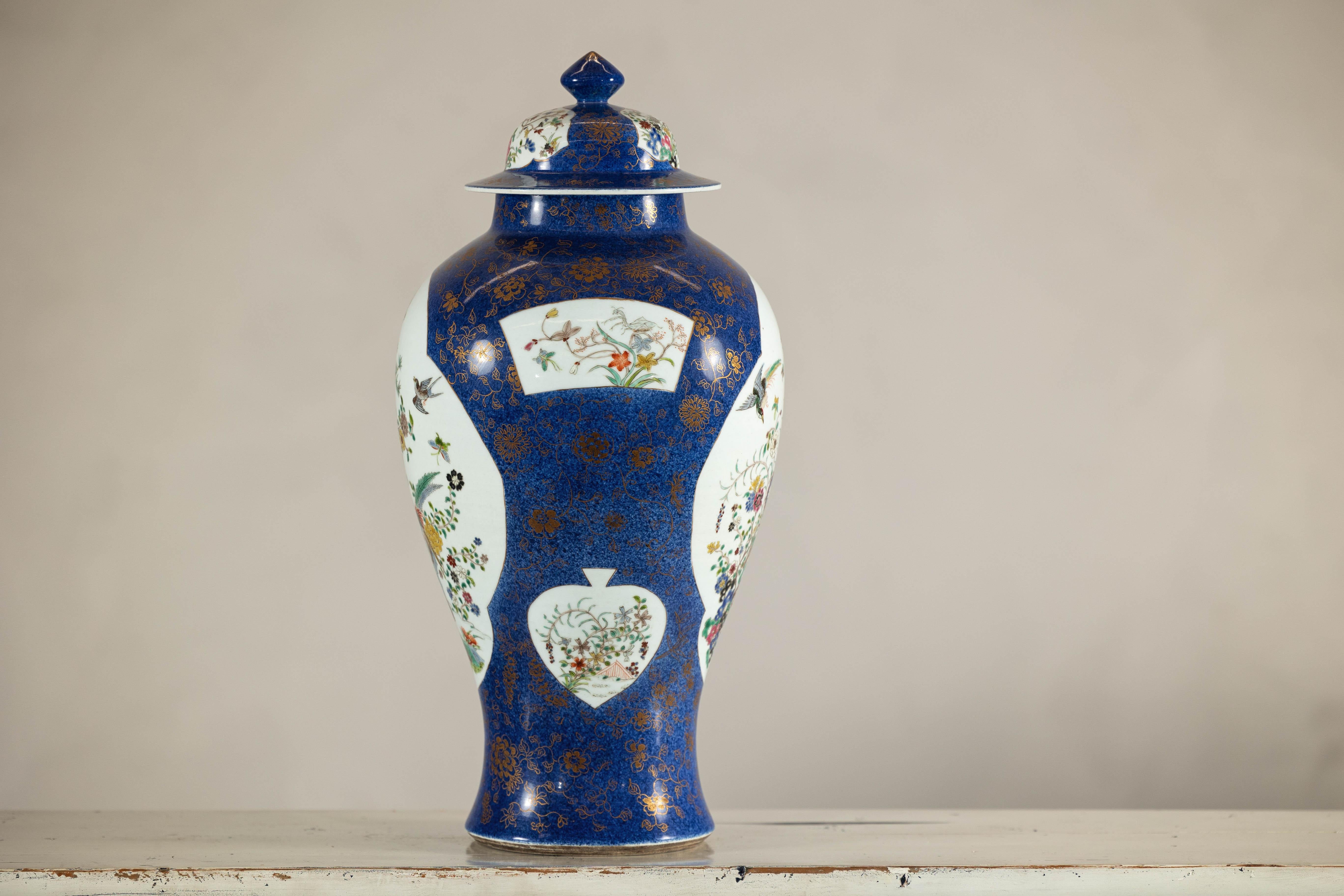Pot à gingembre bleu cobalt peint à la main avec motifs floraux et d'oiseaux en vente 7