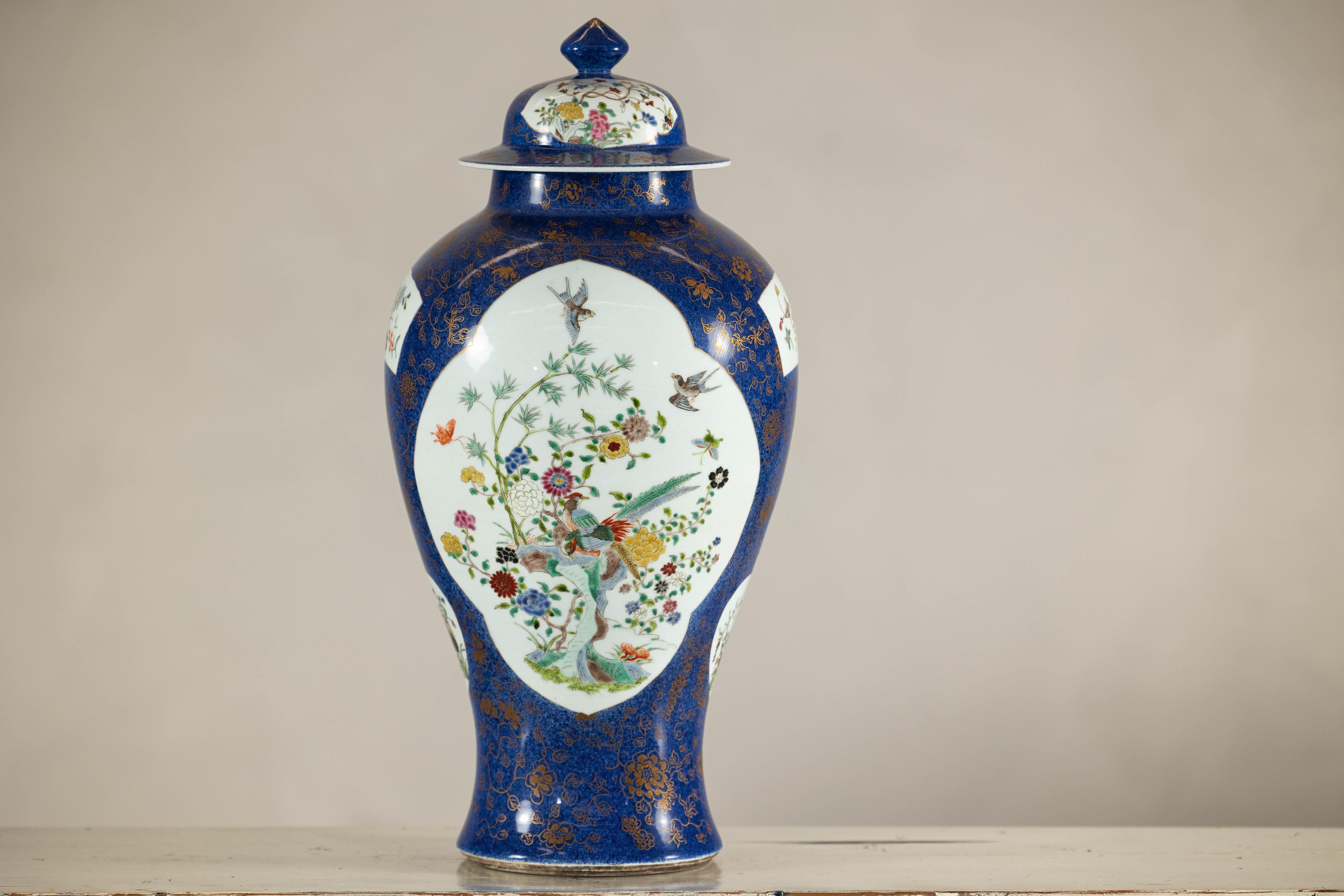 Pot à gingembre bleu cobalt peint à la main avec motifs floraux et d'oiseaux en vente 8