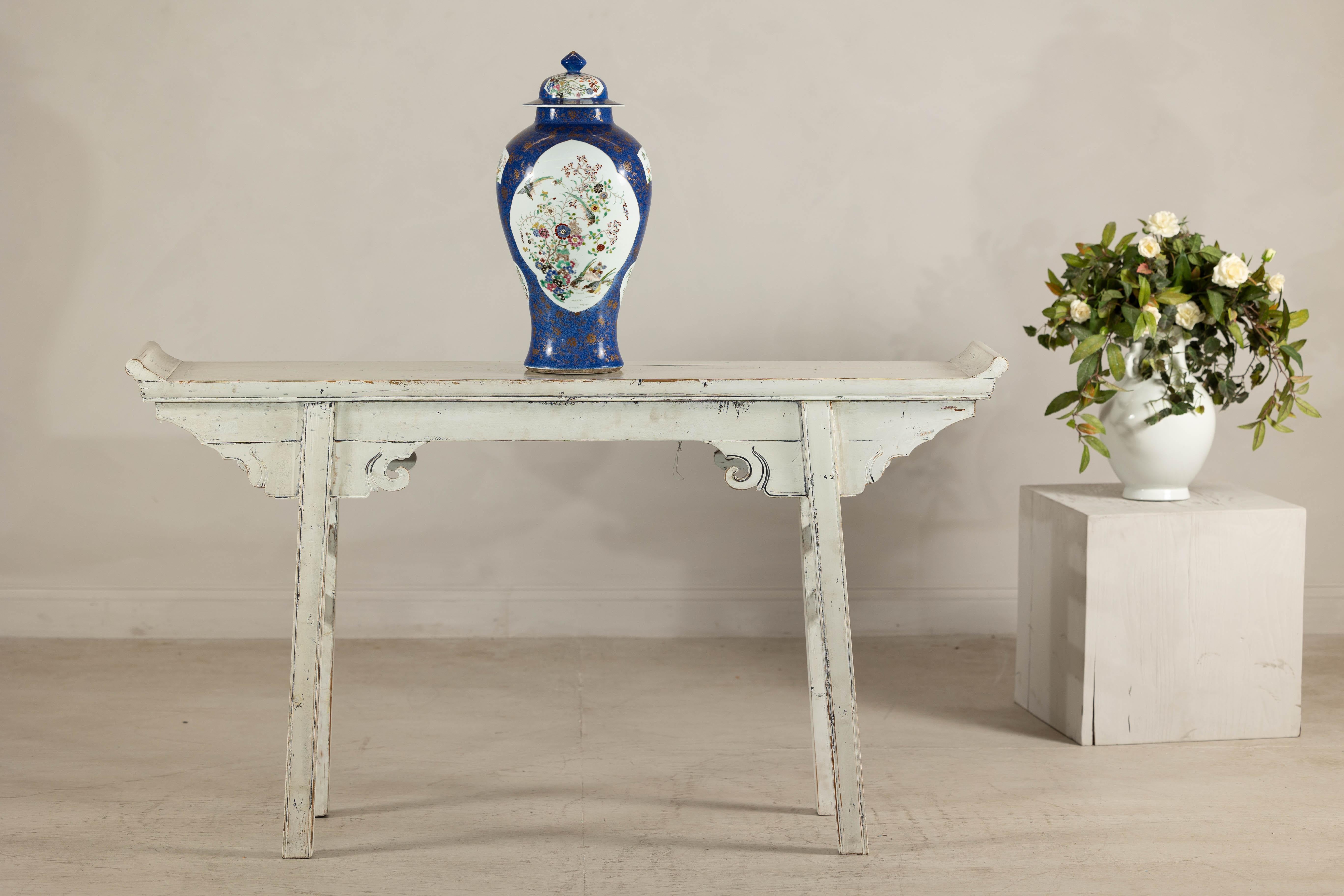 Chinois Pot à gingembre bleu cobalt peint à la main avec motifs floraux et d'oiseaux en vente