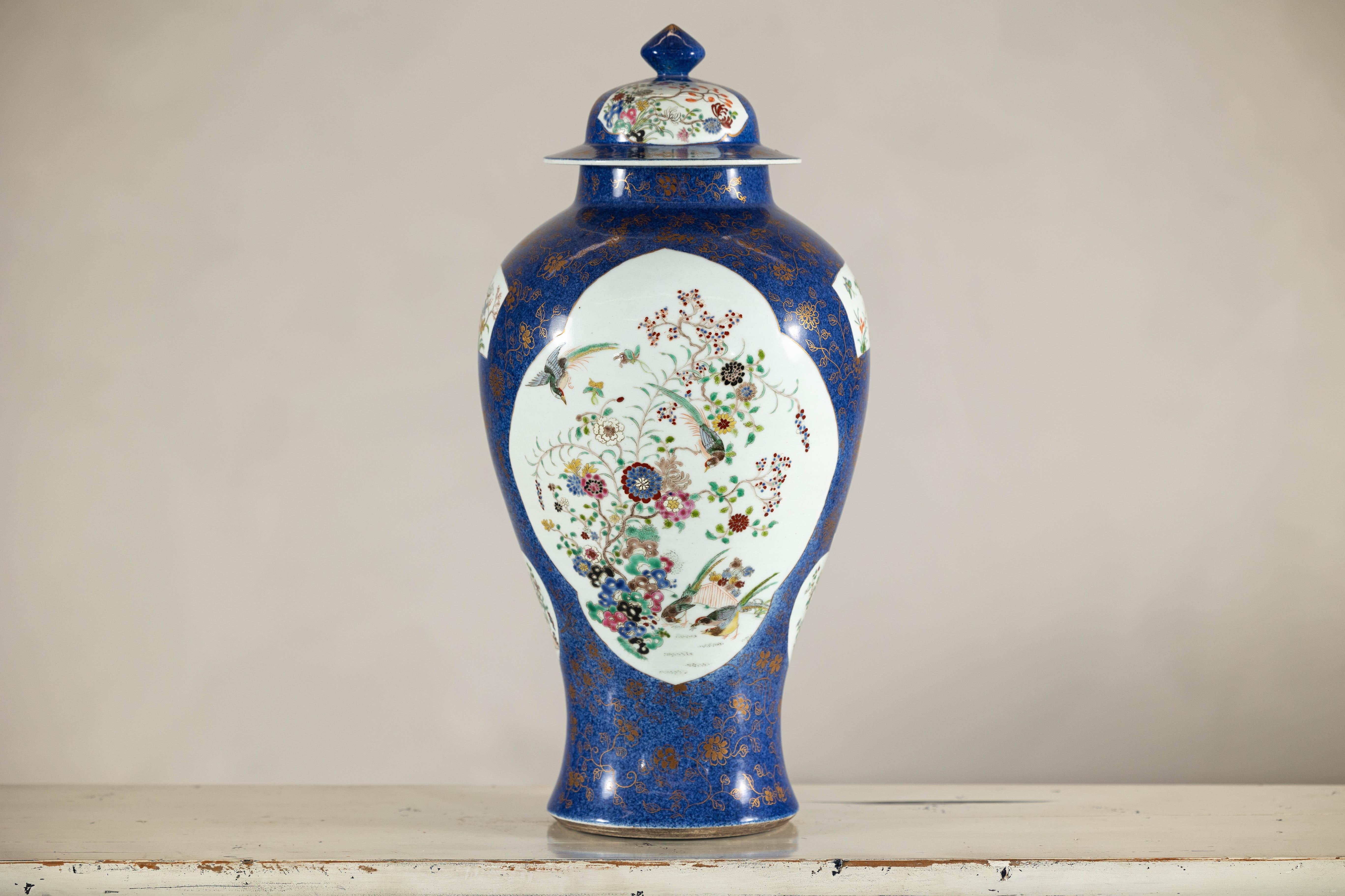 Vernissé Pot à gingembre bleu cobalt peint à la main avec motifs floraux et d'oiseaux en vente