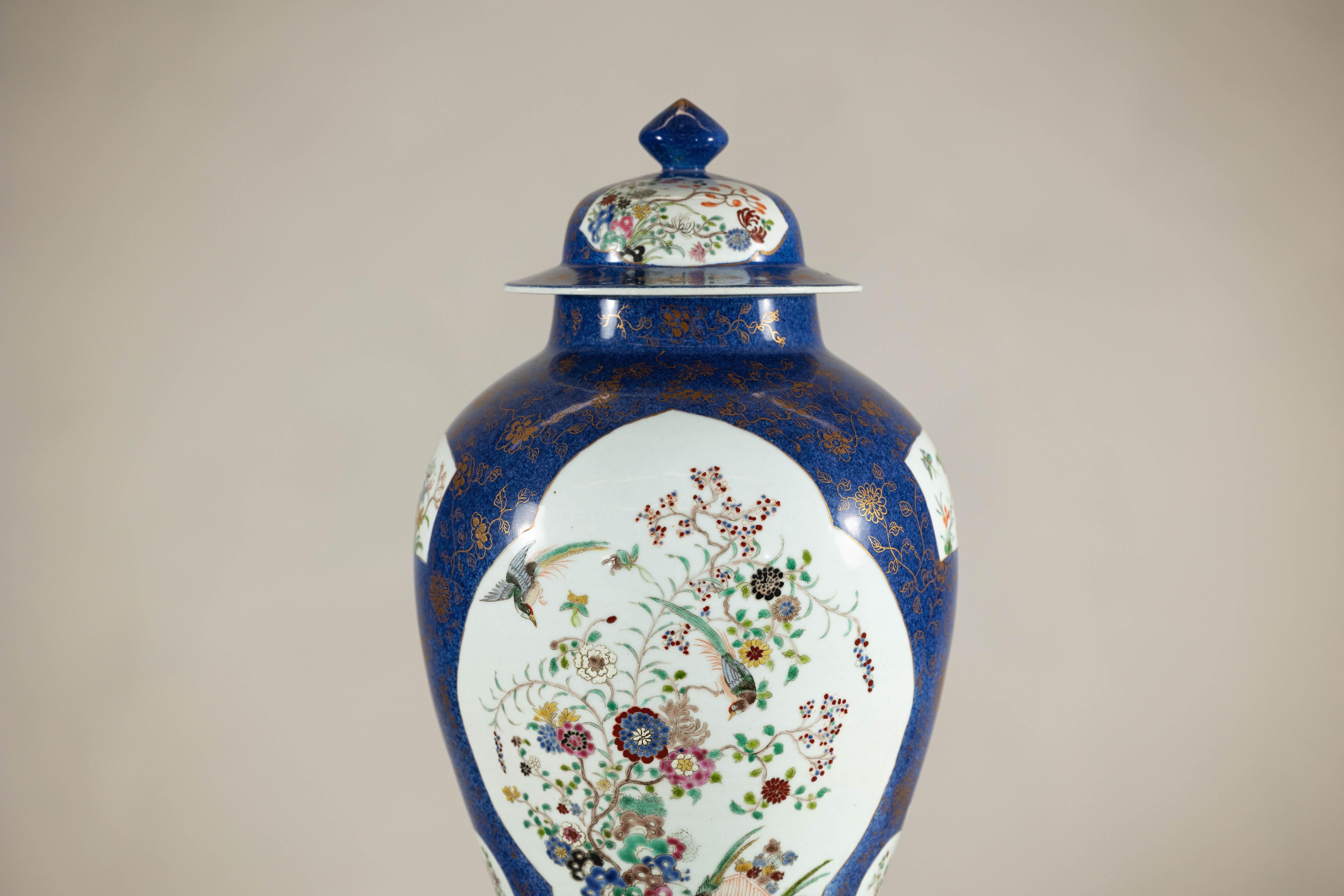 Pot à gingembre bleu cobalt peint à la main avec motifs floraux et d'oiseaux Bon état - En vente à Yonkers, NY