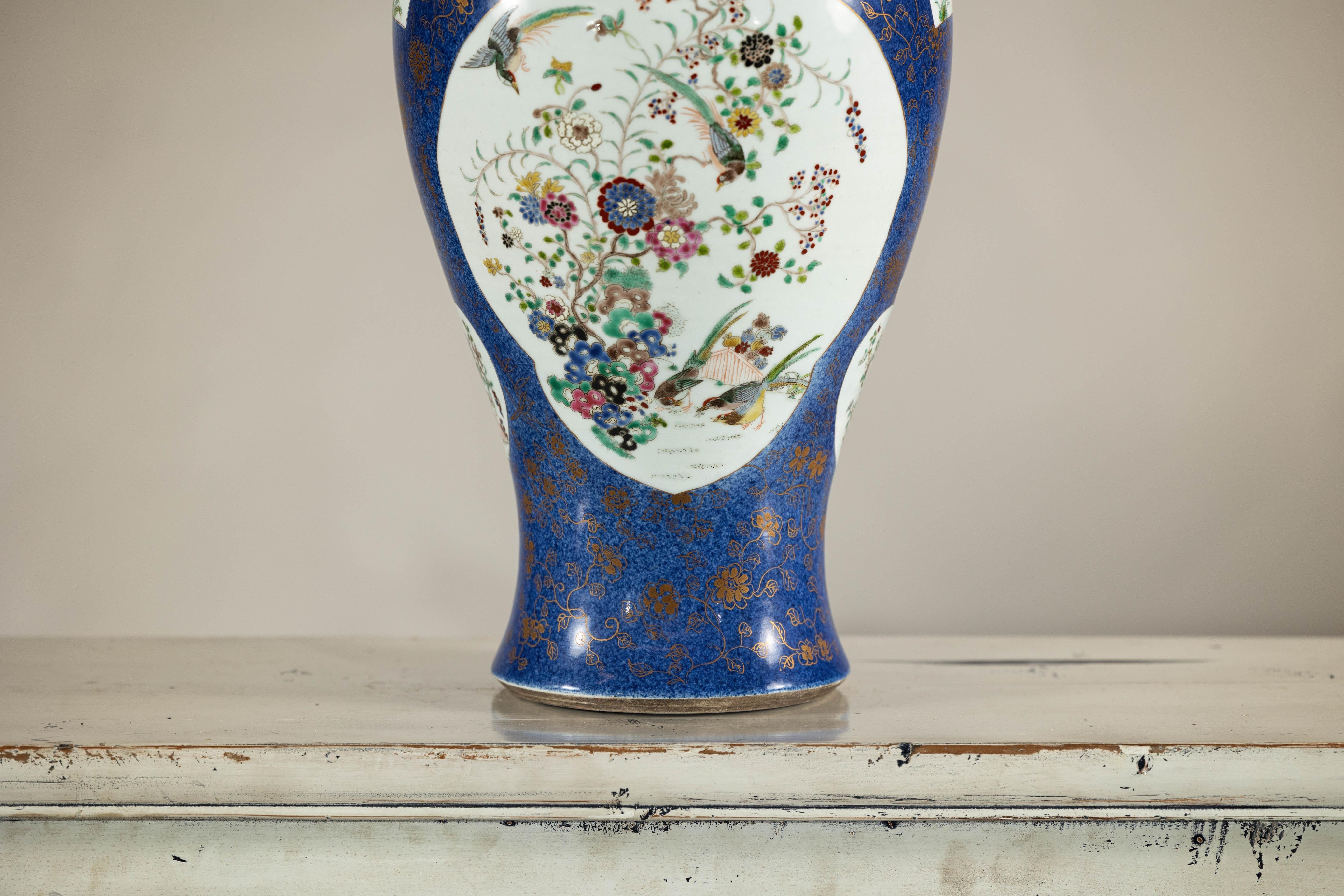 20ième siècle Pot à gingembre bleu cobalt peint à la main avec motifs floraux et d'oiseaux en vente