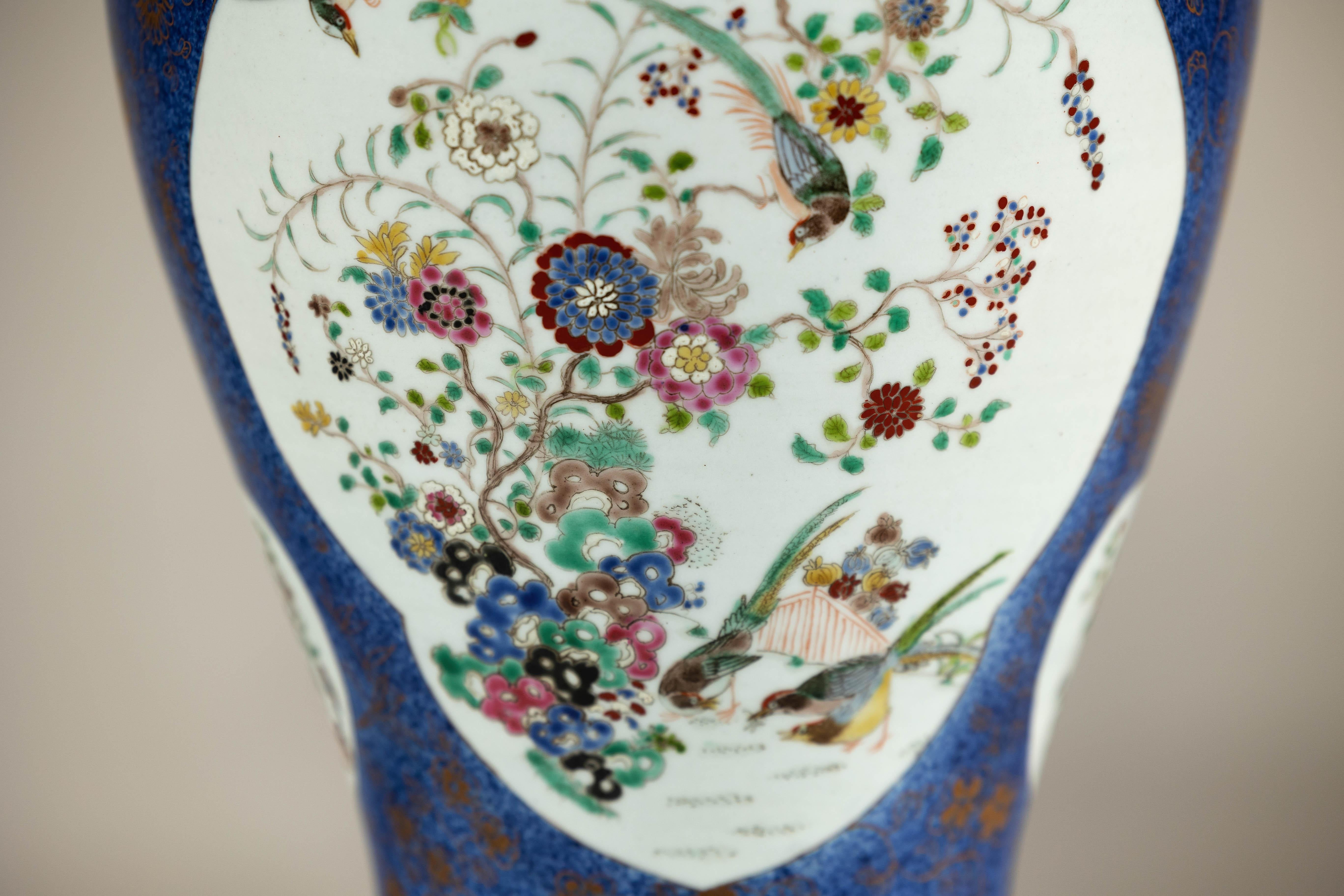 Pot à gingembre bleu cobalt peint à la main avec motifs floraux et d'oiseaux en vente 2