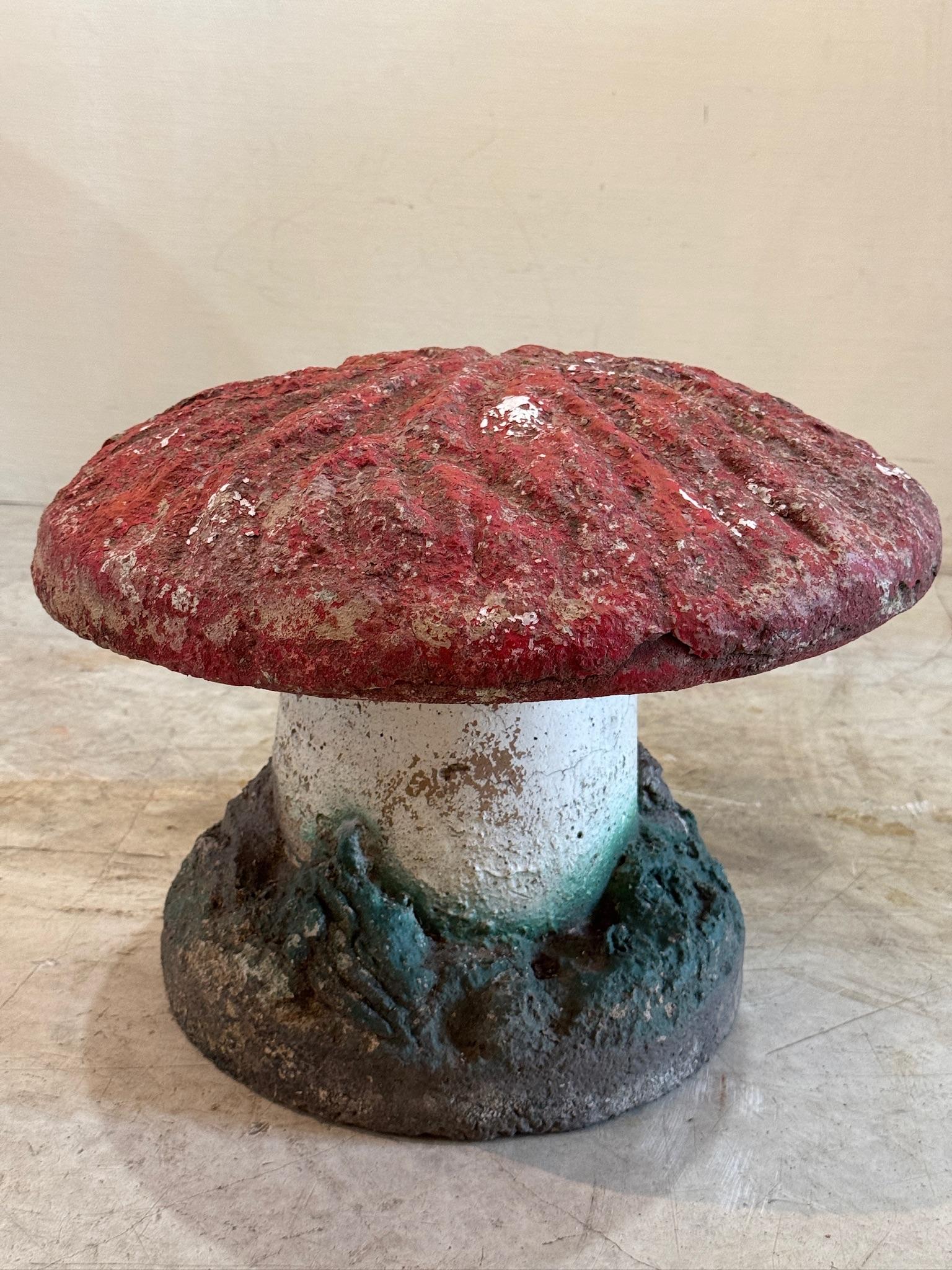Vintage Hand-Painted Beton Garten Pilz Statue - Skurrile Toadstool Dekor (Rustikal) im Angebot
