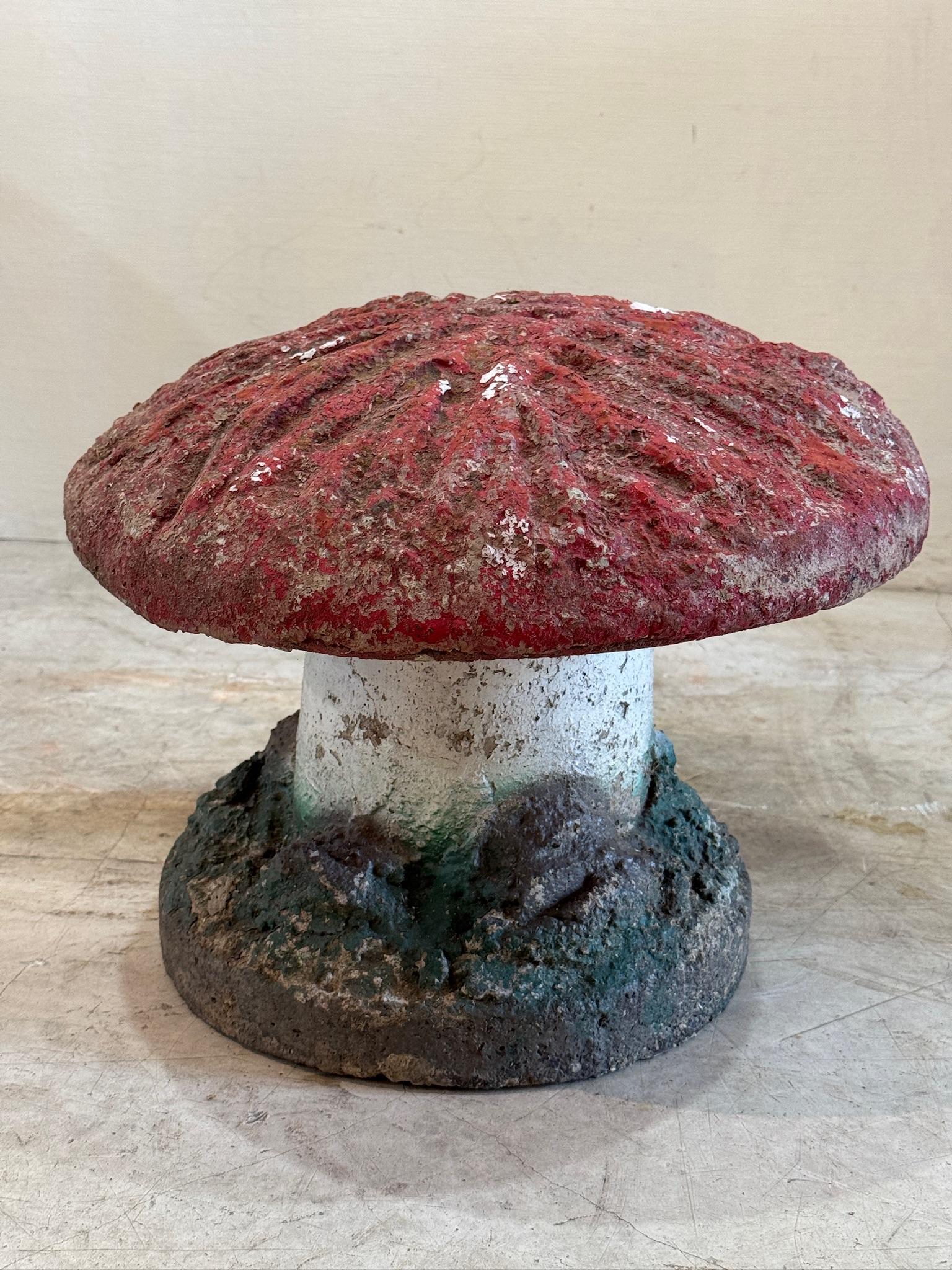Vintage Hand-Painted Beton Garten Pilz Statue - Skurrile Toadstool Dekor (amerikanisch) im Angebot