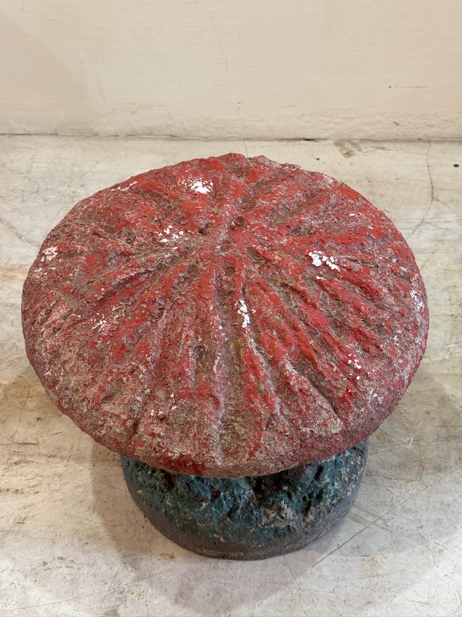 Vintage Hand-Painted Beton Garten Pilz Statue - Skurrile Toadstool Dekor (Handbemalt) im Angebot
