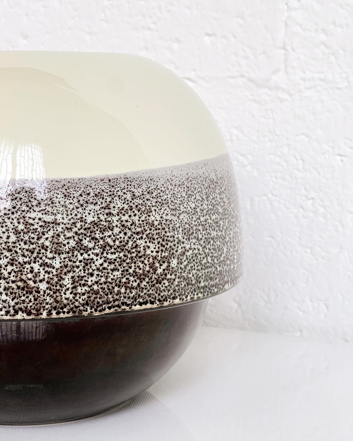Vaso in ceramica italiana beige e marrone, fatto a mano negli anni '70 

In vendita un vaso vintage in ceramica a forma di sfera a gradini. In base allo stile, alle finiture e allo stato di conservazione, è probabile che risalga ai primi anni
