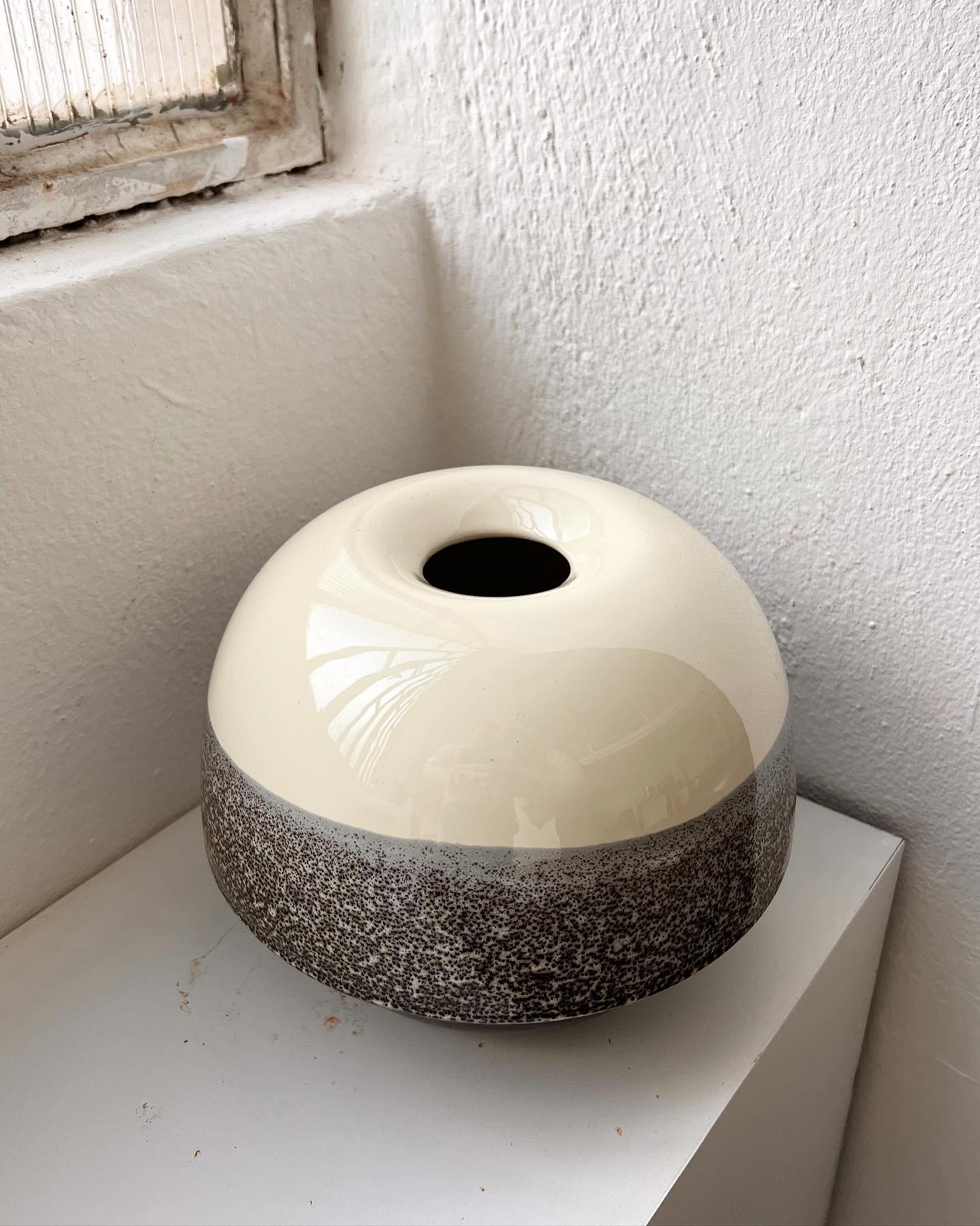 Moderno Vaso di ceramica d'epoca, marrone e crema, Made in Italy, anni '70 , da collezione in vendita