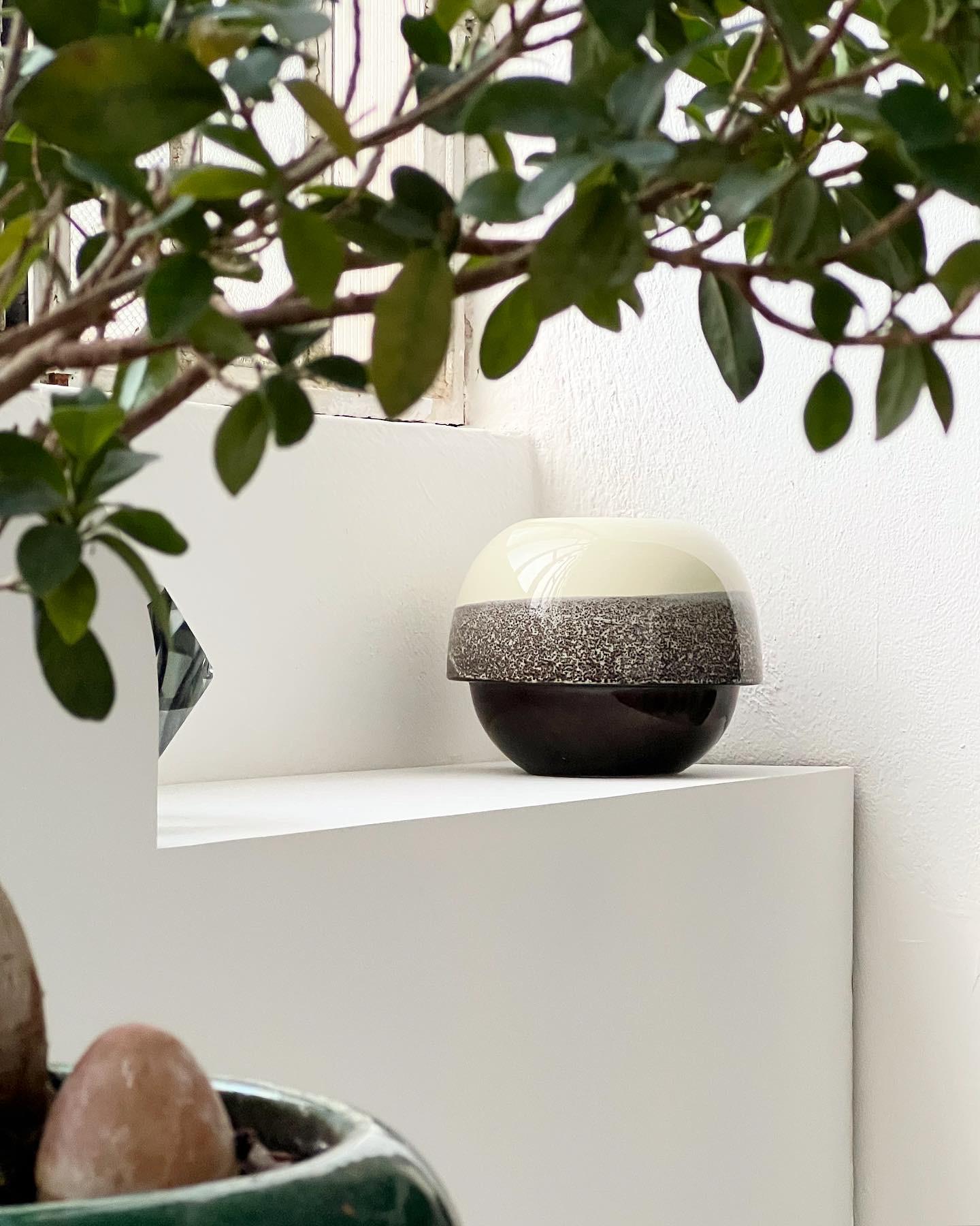 Italiano Vaso di ceramica d'epoca, marrone e crema, Made in Italy, anni '70 , da collezione in vendita