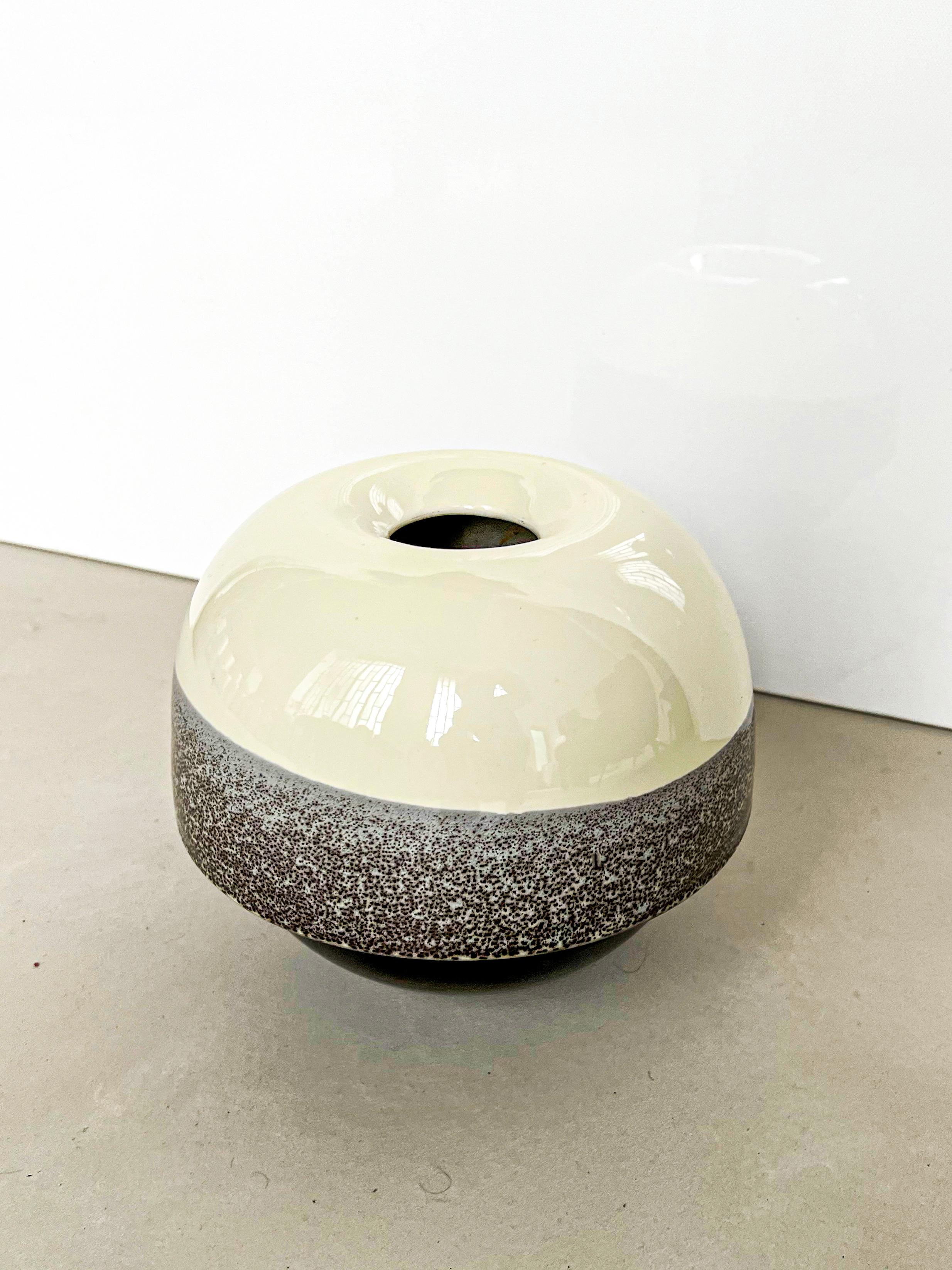 Dipinto a mano Vaso di ceramica d'epoca, marrone e crema, Made in Italy, anni '70 , da collezione in vendita
