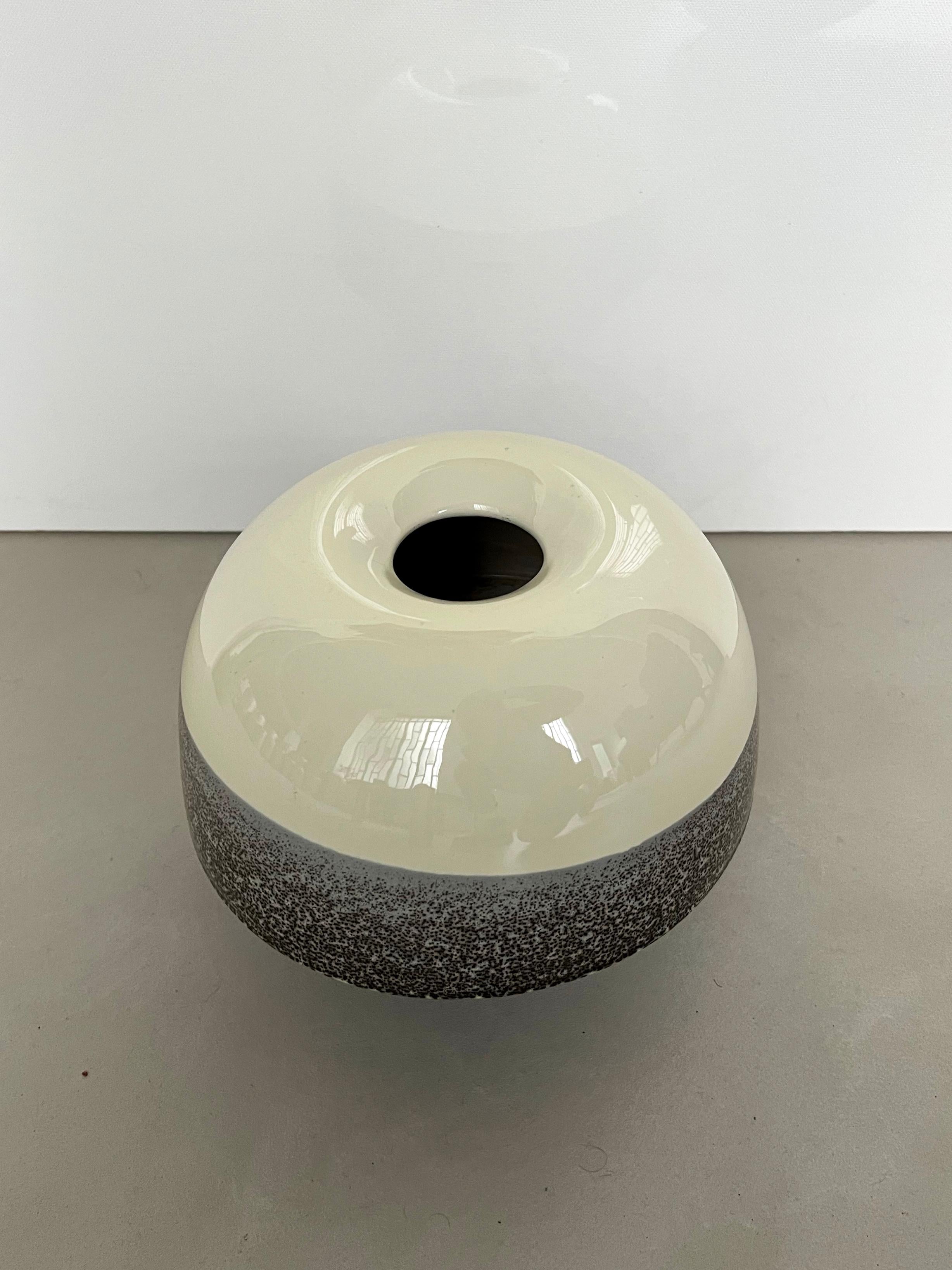 Vaso di ceramica d'epoca, marrone e crema, Made in Italy, anni '70 , da collezione In condizioni buone in vendita a Milano, IT