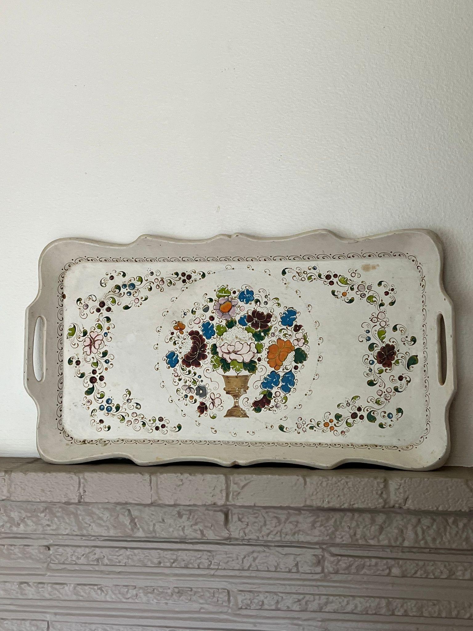 Eclegant Delicada Bandeja decorativa vintage pintada a mano con motivos florales para servir. Pieza de acento para tocador Esta Pieza tiene bonita pátina y carácter. Estado Vintage, como en la foto. El anuncio es sólo para el artículo descrito. (