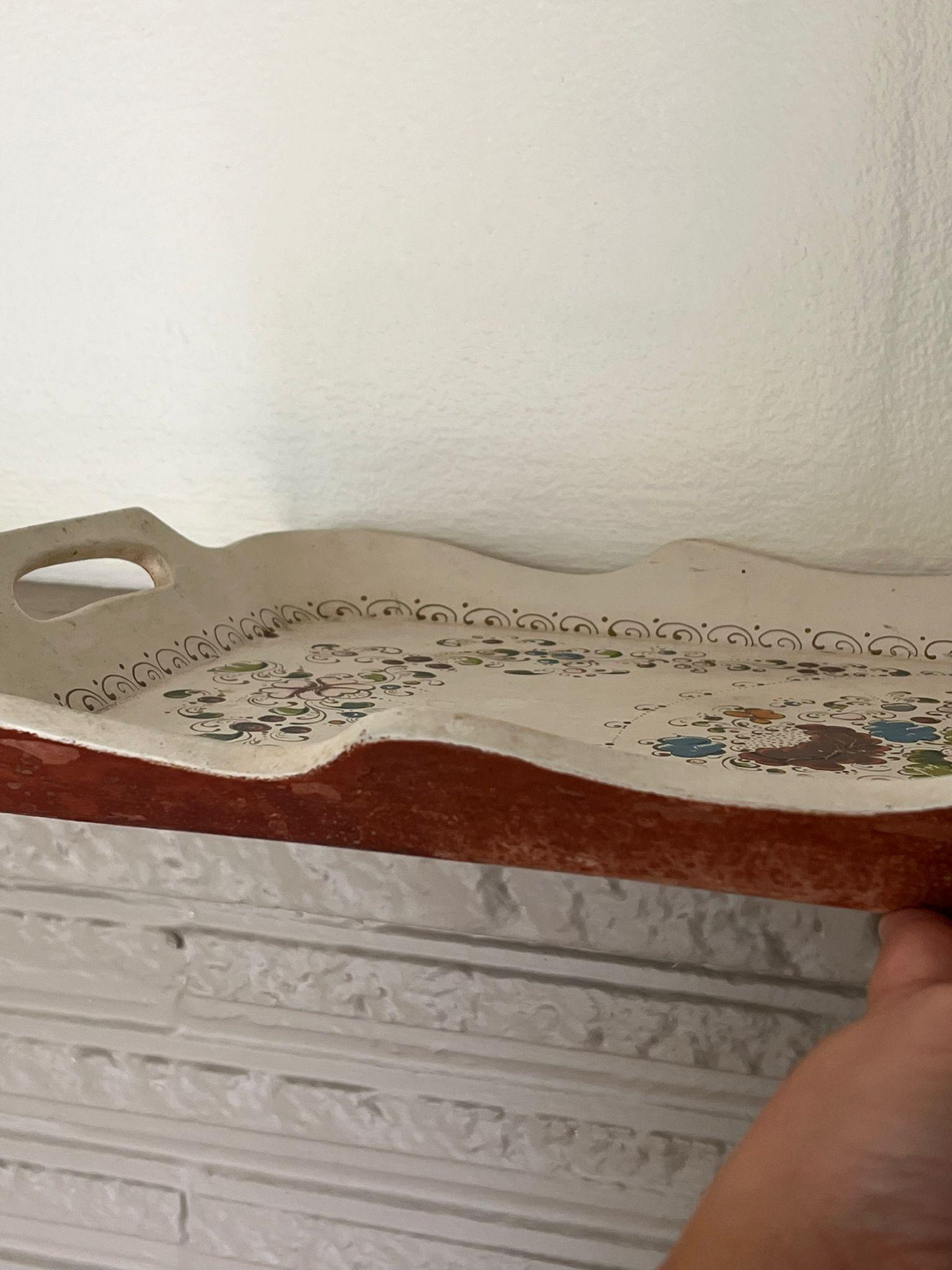 Bandeja de servir decorativa vintage pintada a mano. Moderno de mediados de siglo en venta