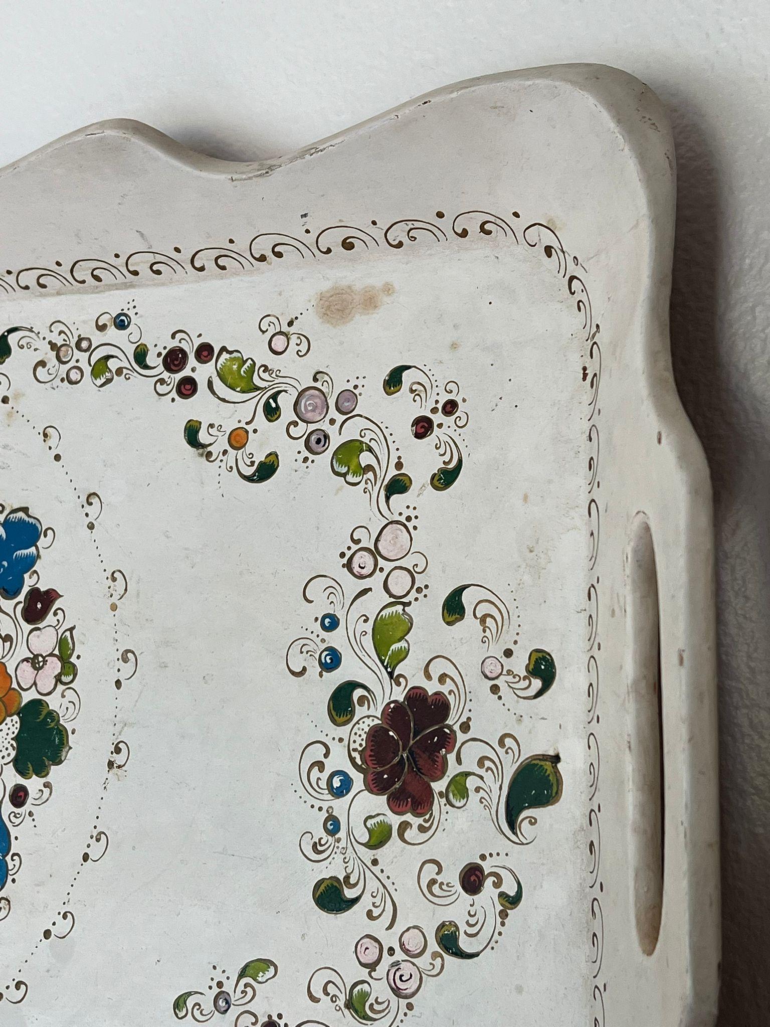Bandeja de servir decorativa vintage pintada a mano. finales del siglo XX en venta