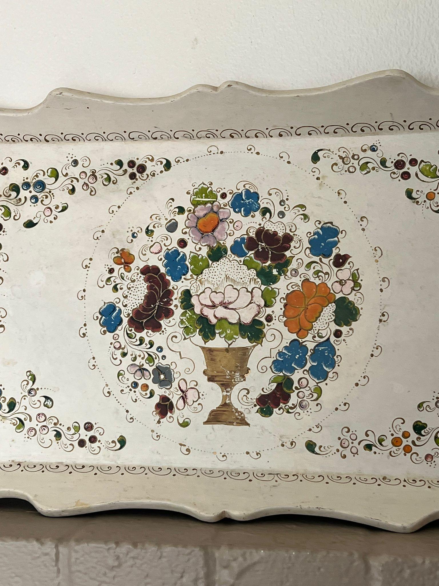 Bandeja de servir decorativa vintage pintada a mano. en venta 1