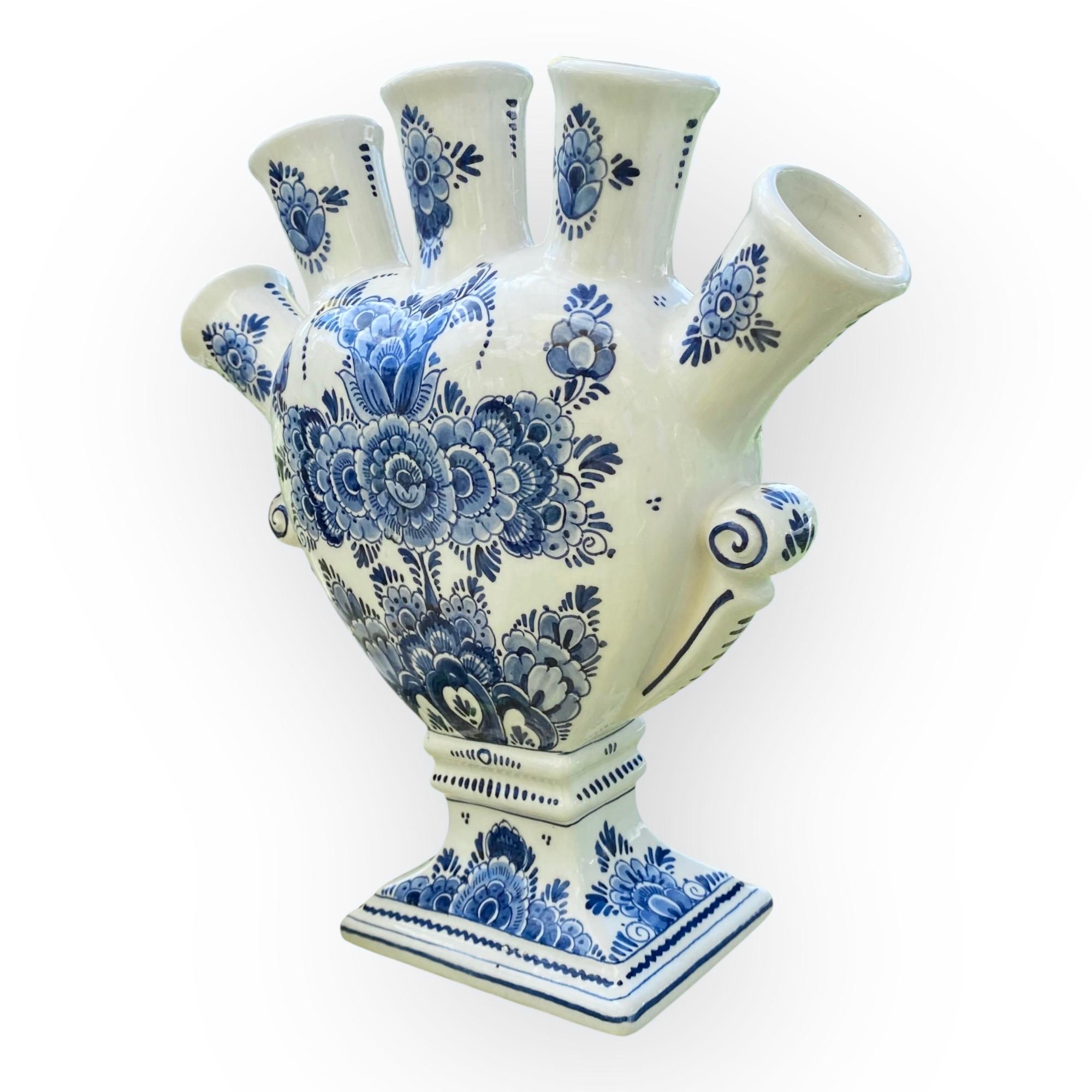 This vase is not only beautiful, but is also very practical to use.
Because each tulip has its own opening, your bouquet stays beautiful longer. They are also easy to clean and maintain. A tulip vase is an asset to any home, whether you like classic