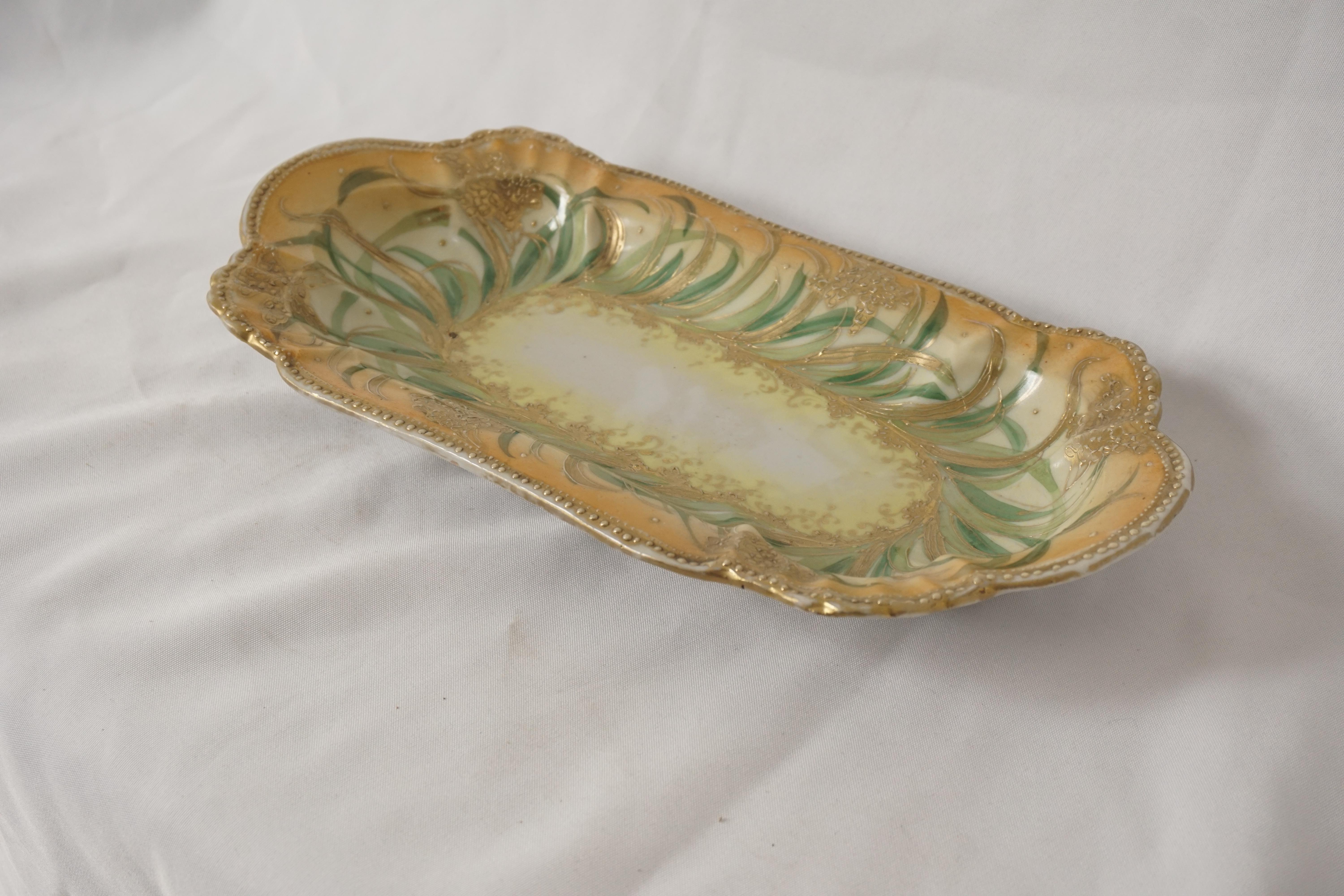 Vintage hand painted dish, rectangular dish with gold leaf, Japan 1910, B49

Japan 1910
Rectangular shape
With hand painted leaves, gold leaf flowers and gold leaf trim
In very good condition
No chips or cracks

B49

Measures: 13