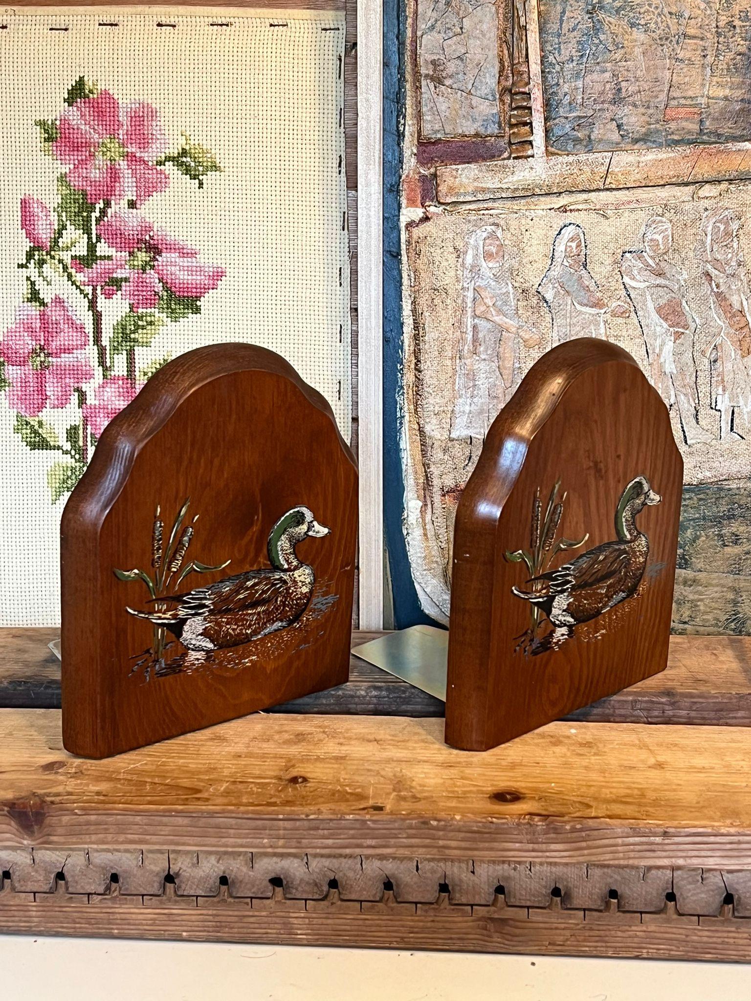 Este par de sujetalibros vintage pintados a mano están adornados con una escena de un pato en un estanque y dan un toque cottagecore. Esta pieza tiene una bonita pátina y carácter. El anuncio se refiere únicamente al artículo descrito. Caja H