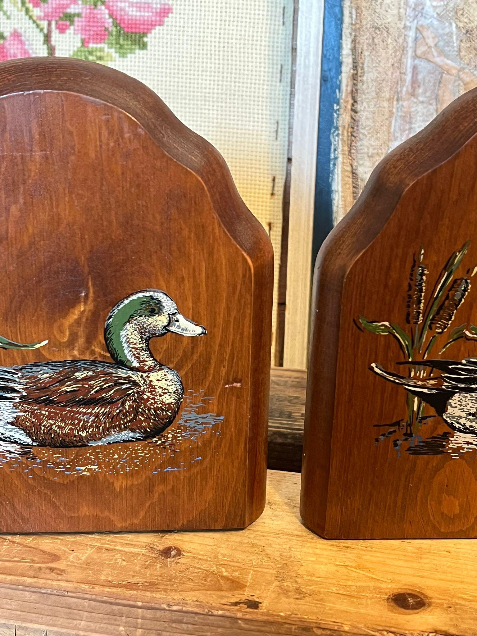Sujetalibros vintage pintado a mano con motivos de patos Moderno de mediados de siglo en venta
