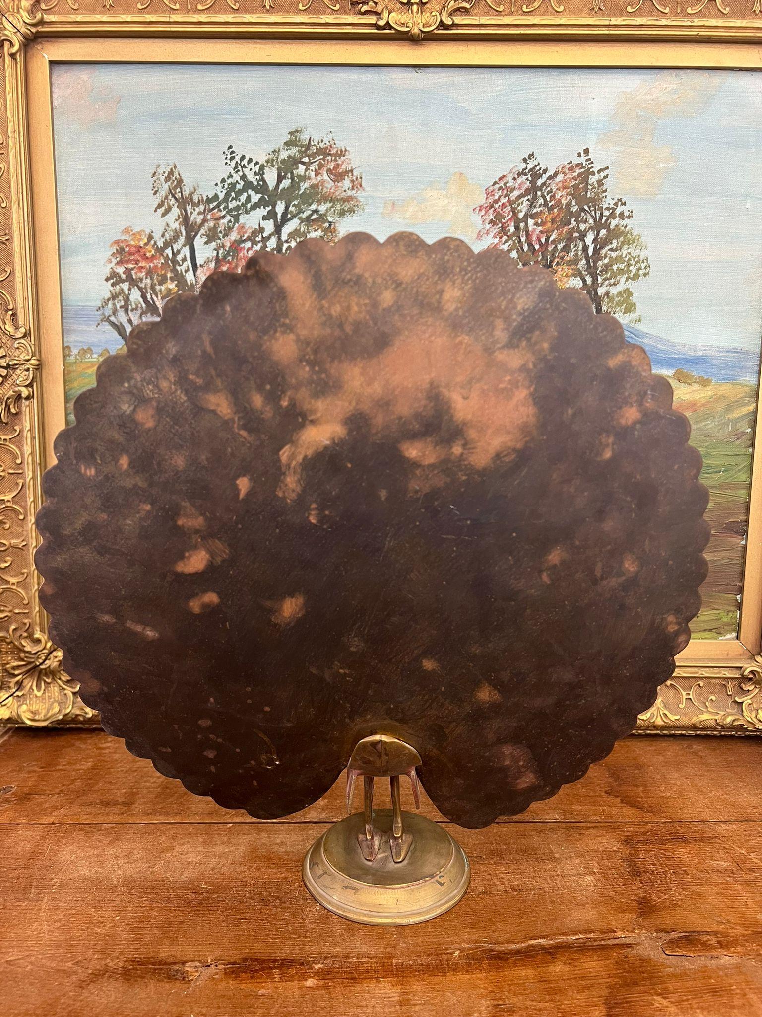 Scultura di pavone d'epoca dipinta a mano e incisa, forse in ottone. in vendita 4