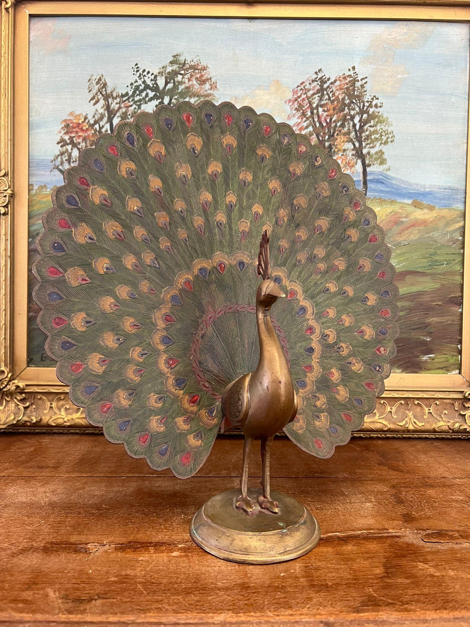 Questo pezzo è un'importazione dall'India. Dipinto a mano e inciso, questo pezzo è una bellissima aggiunta alla tua casa. Si ritiene che il materiale sia in ottone, ma non è stato confermato. Questo pezzo ha una bella patina e carattere. Vintage
