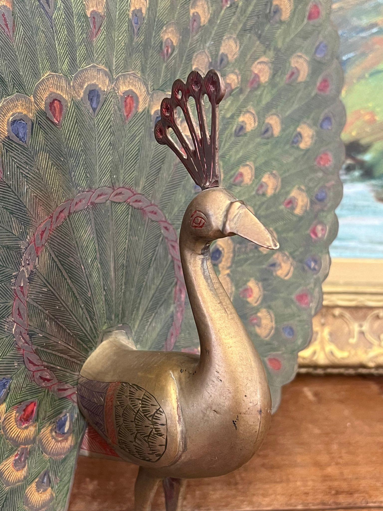 Scultura di pavone d'epoca dipinta a mano e incisa, forse in ottone. in vendita 1