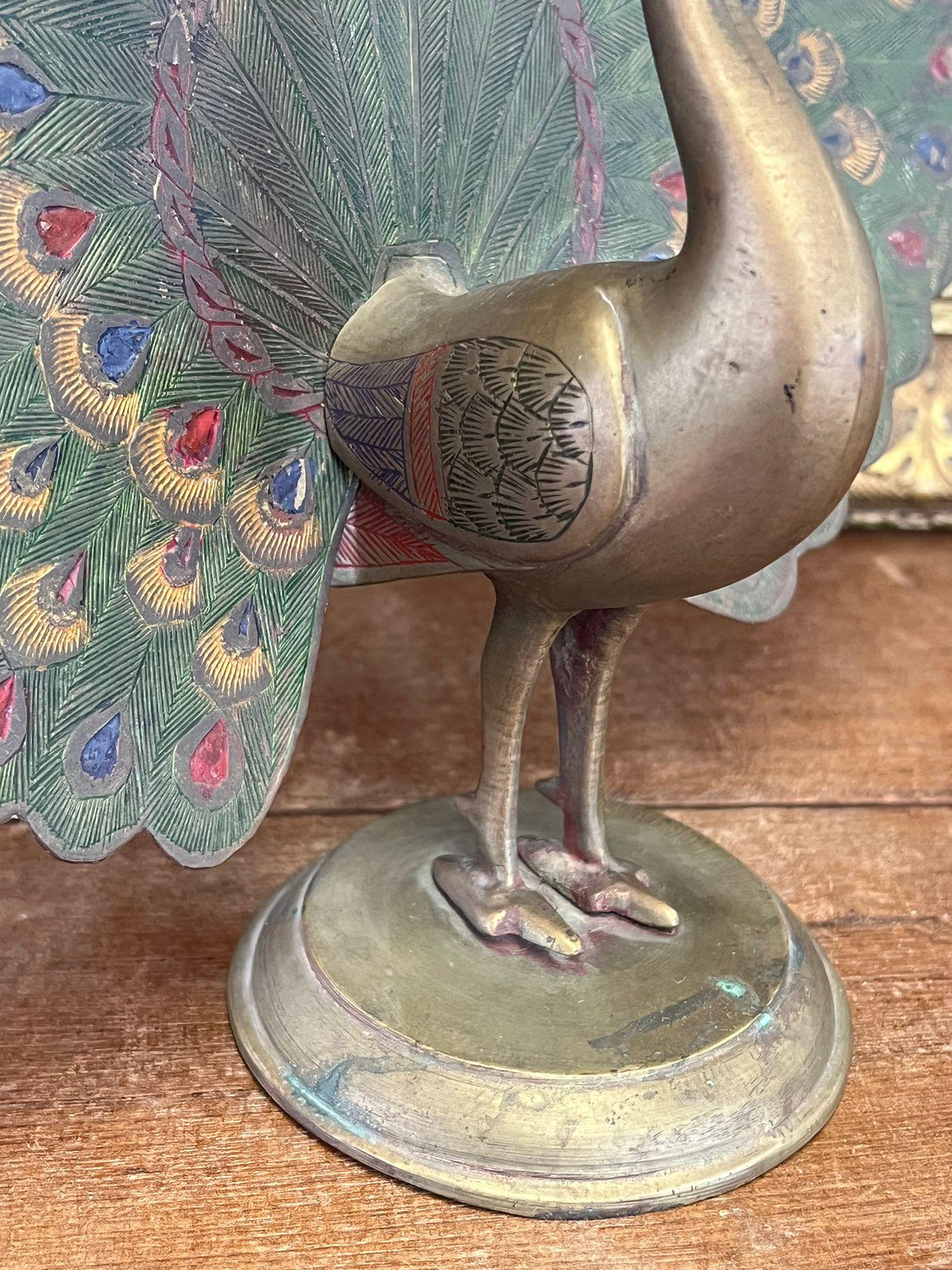 Scultura di pavone d'epoca dipinta a mano e incisa, forse in ottone. in vendita 2