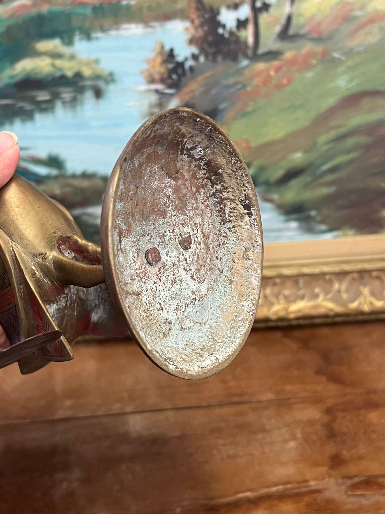 Scultura di pavone d'epoca dipinta a mano e incisa, forse in ottone. in vendita 3