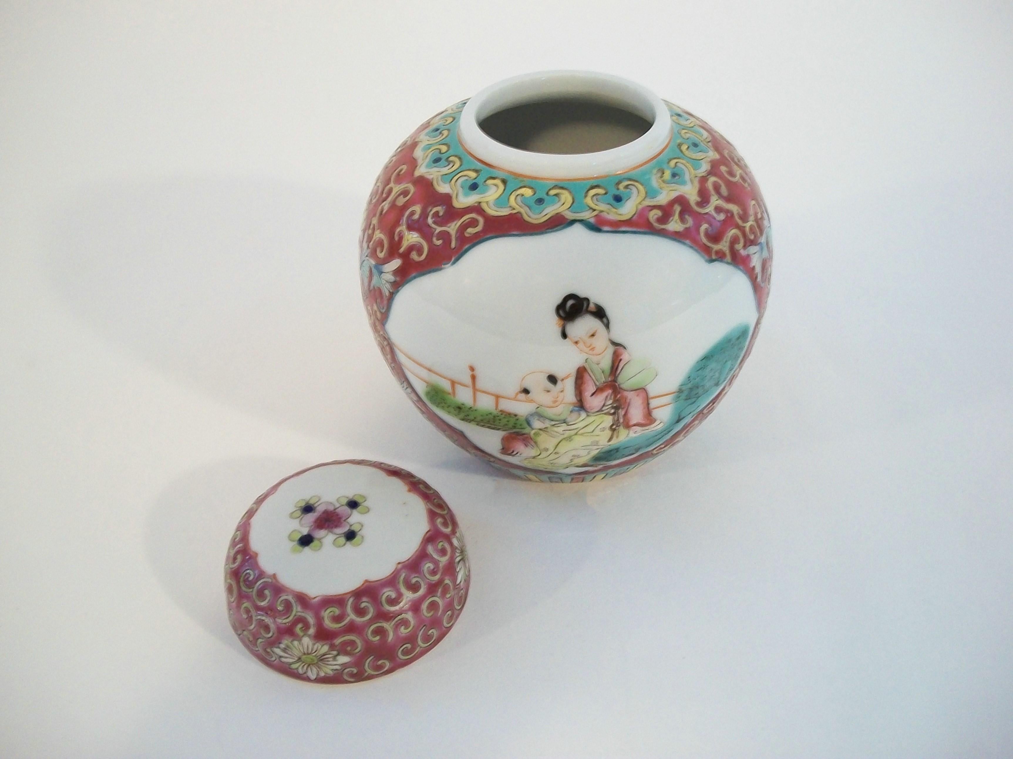 Vintage Hand Painted Famille Rose Porcelain Ginger Jar - China - Mid 20th C. In Good Condition For Sale In Chatham, ON