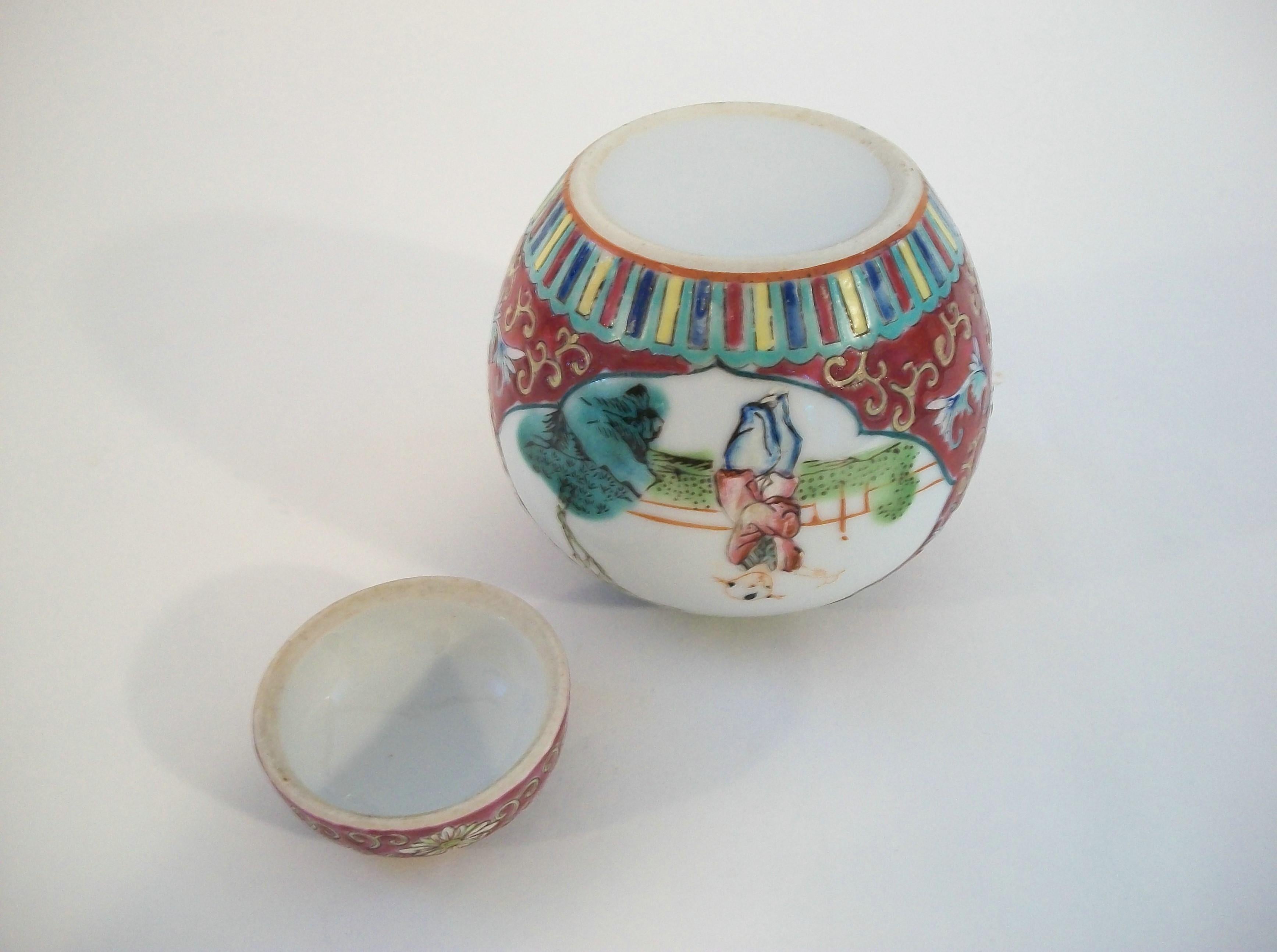 20th Century Vintage Hand Painted Famille Rose Porcelain Ginger Jar - China - Mid 20th C. For Sale