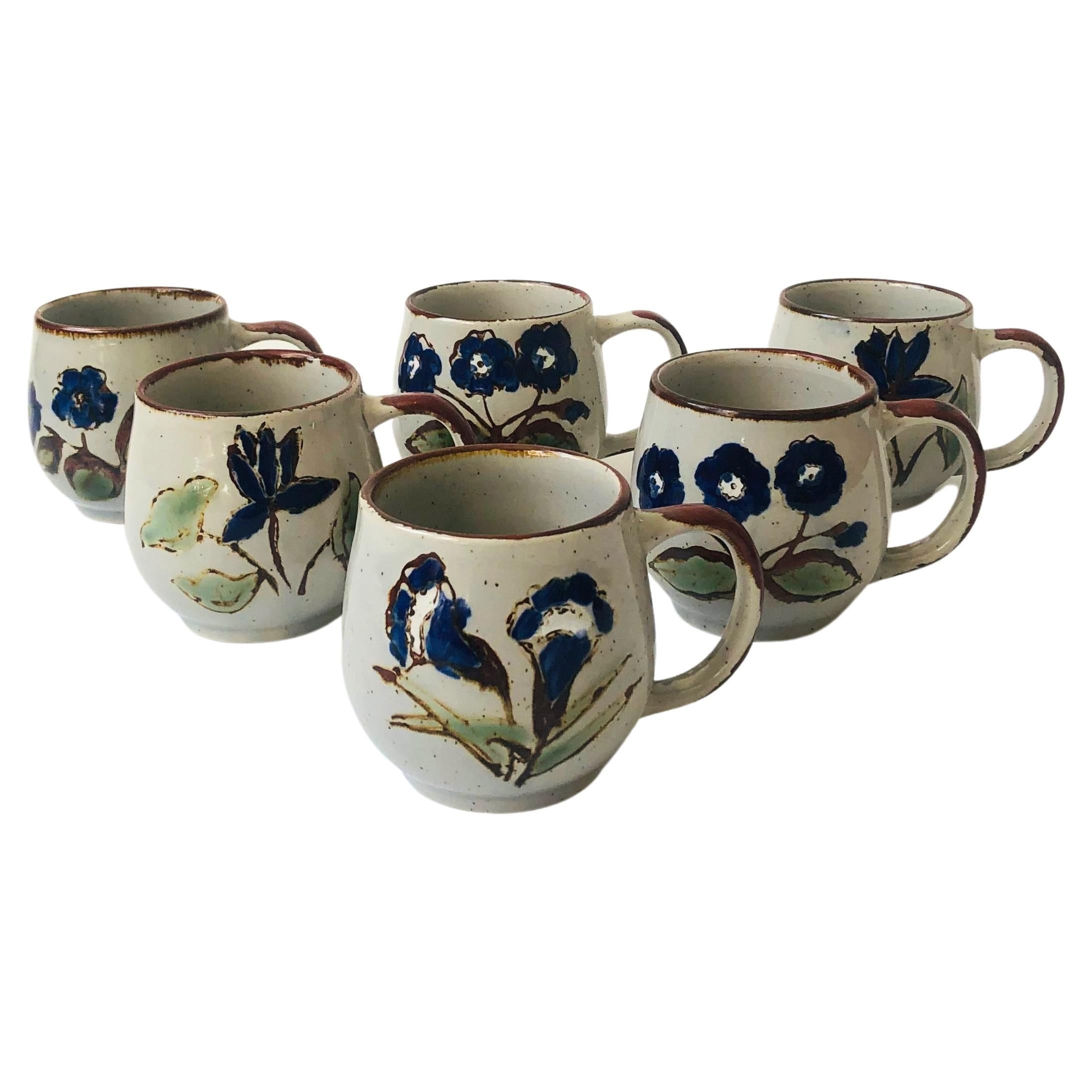 Tasses en poterie à fleurs vintage peintes à la main en vente