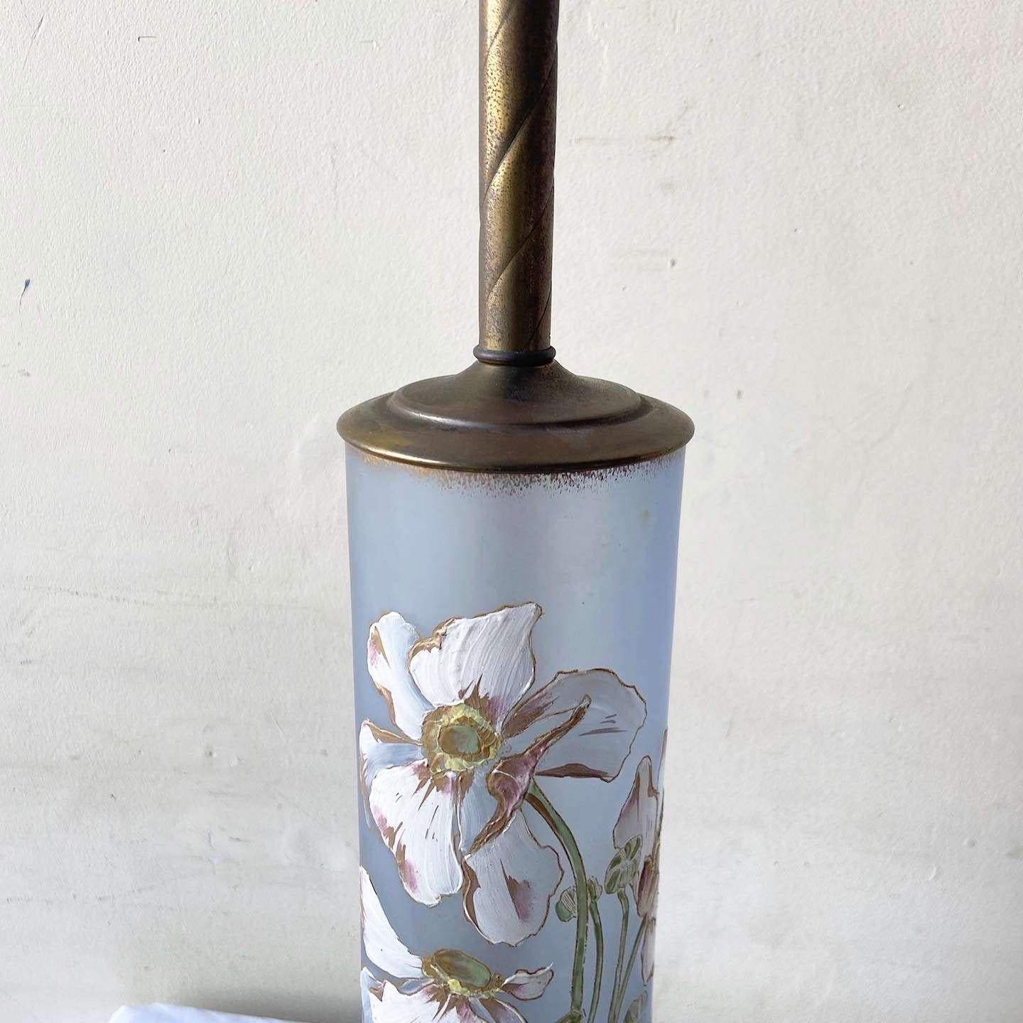 Außergewöhnliche Vintage-Glaslampe in einer goldfarbenen Holzvase mit Messingstiel. Mit einer handgemalten Blume über einem blauen Glas.

3-Wege-Beleuchtung mit zusätzlichem Schalter am Sockel.
