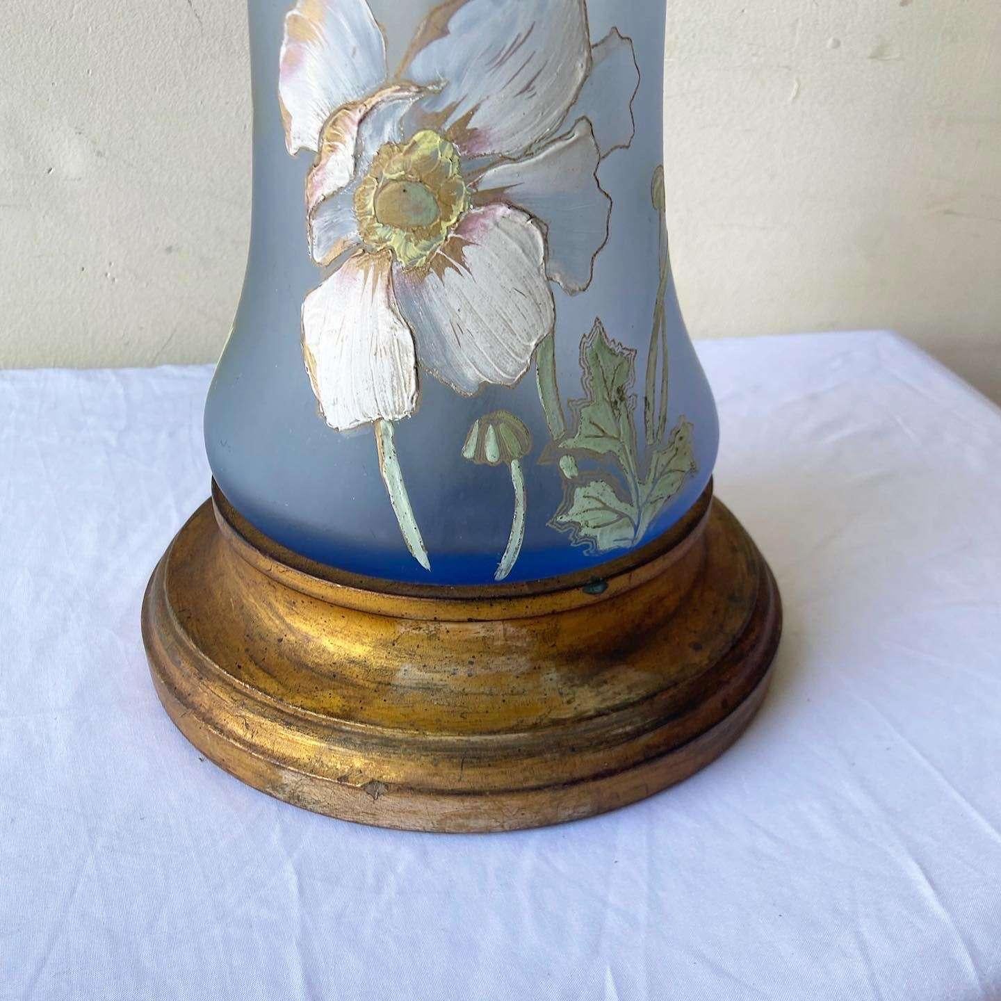 Vintage-Tischlampe mit handbemalten Blumen auf blauem Glas im Zustand „Gut“ im Angebot in Delray Beach, FL