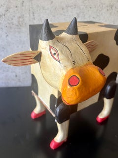 Vintage-Spardose in Form einer Kuh im Stil der handbemalten Volkskunst – verspielte Holzskulptur eines Tieres