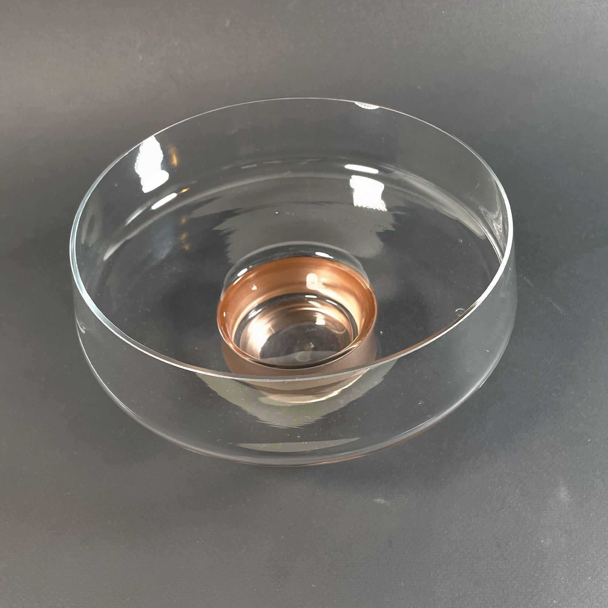 This elegant glass serving dish from the 1960s showcases a beautiful hand-painted pedestal, adding a unique artistic touch to its classic design. With a diameter of 22 cm and a height of 11 cm, this piece is ideal for serving or displaying fruit,
