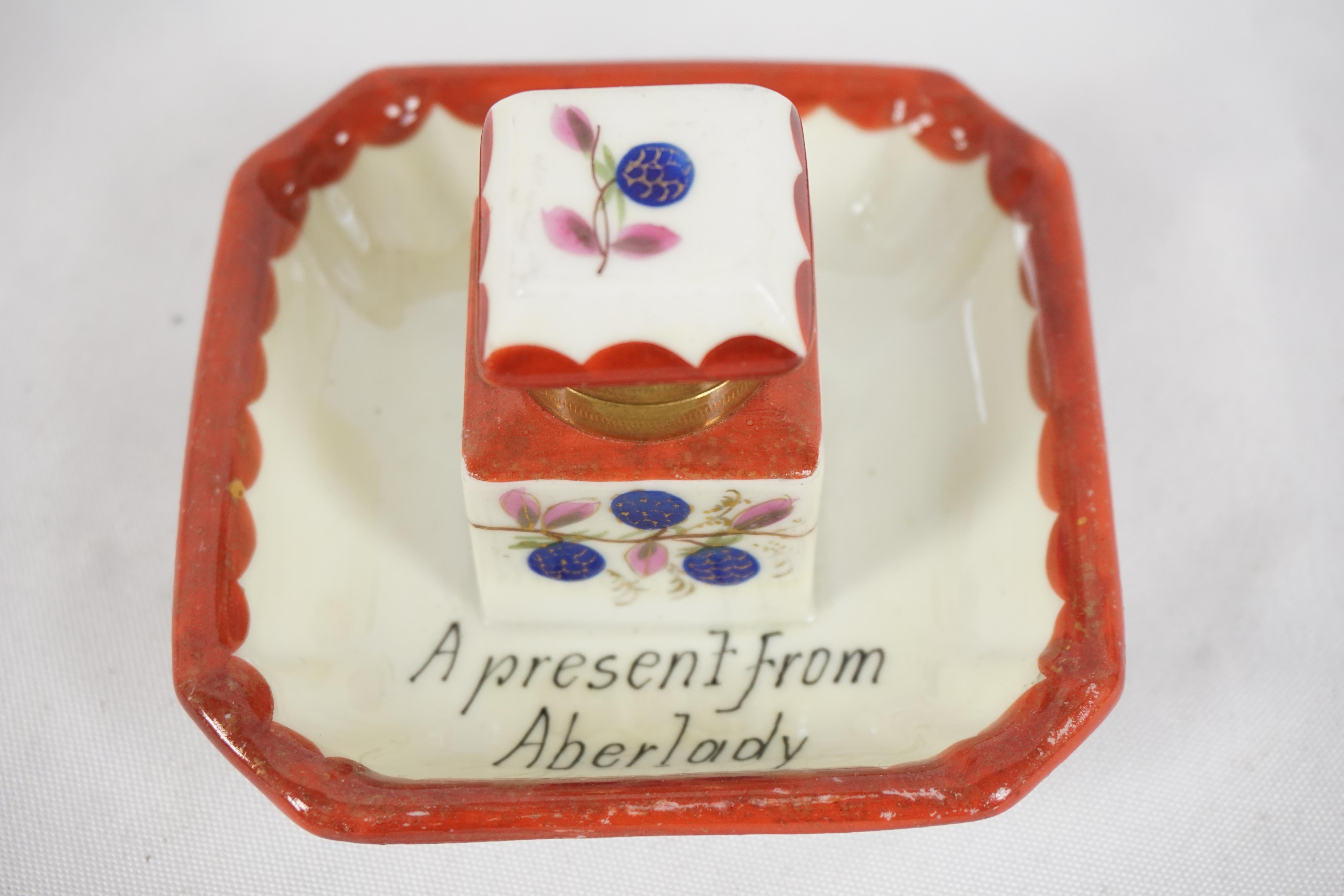 Vintage hand painted inkwell, China inkwell, Scotland, B2826

Scotland
Hand painted inkwell with hinged top
A present from aberlady
Nice condition no crack or chips

Measures: 3.5