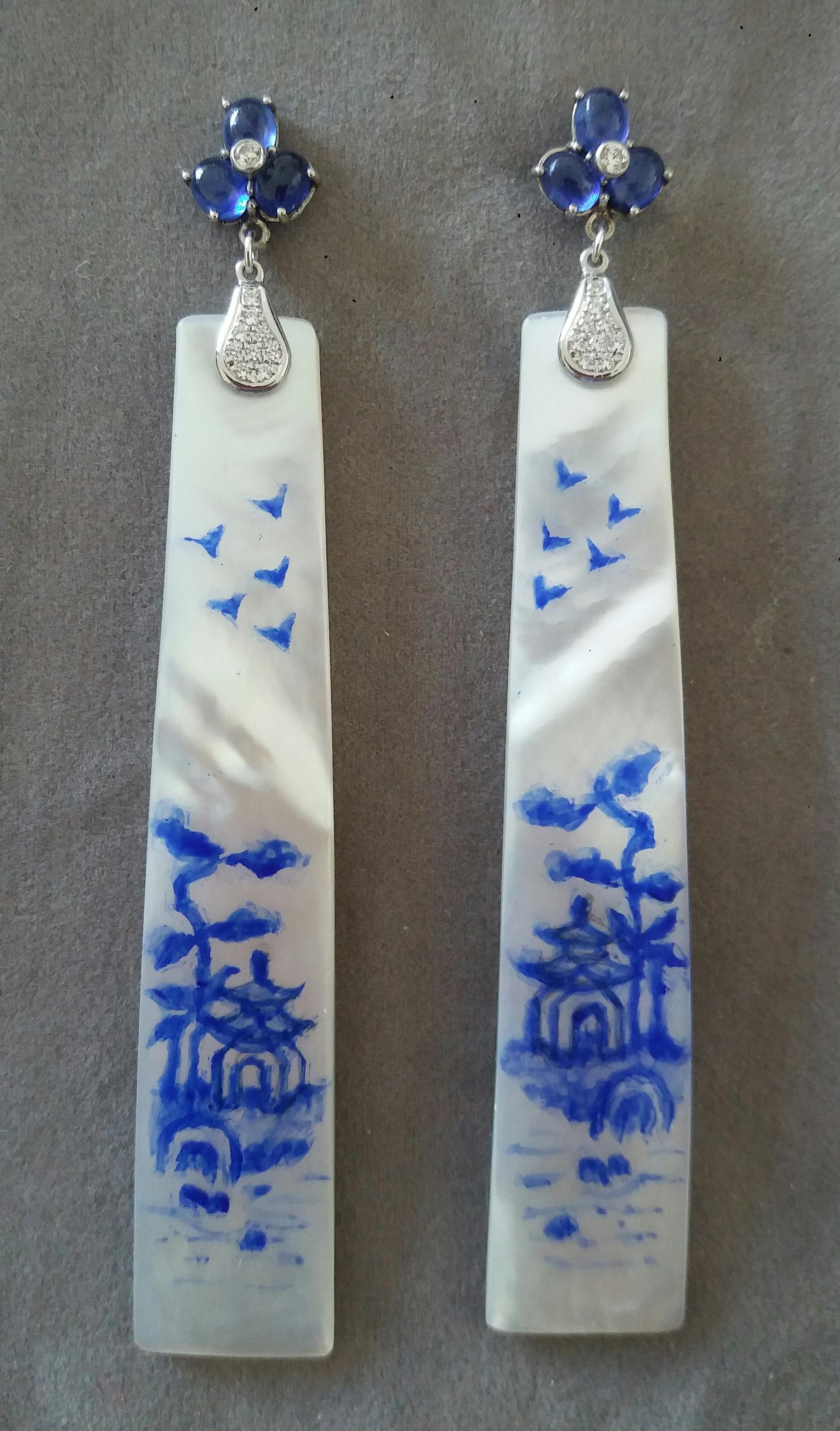 Vintage Paar handbemalte Trapezform Perlmutt  15x80 mm, zeigt eine Landschaft mit einem Haus im chinesischen Stil und einem Baum, aufgehängt an einer Spitze aus 3 blauen Saphiren mit einem kleinen Diamanten in der Mitte  mit 2 Elementen aus 14 K